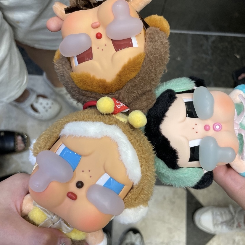 Pop Mart Crybaby Crying Again Series Plush Keyring Sealed Case (6 Blind Boxes) 착용 스타일