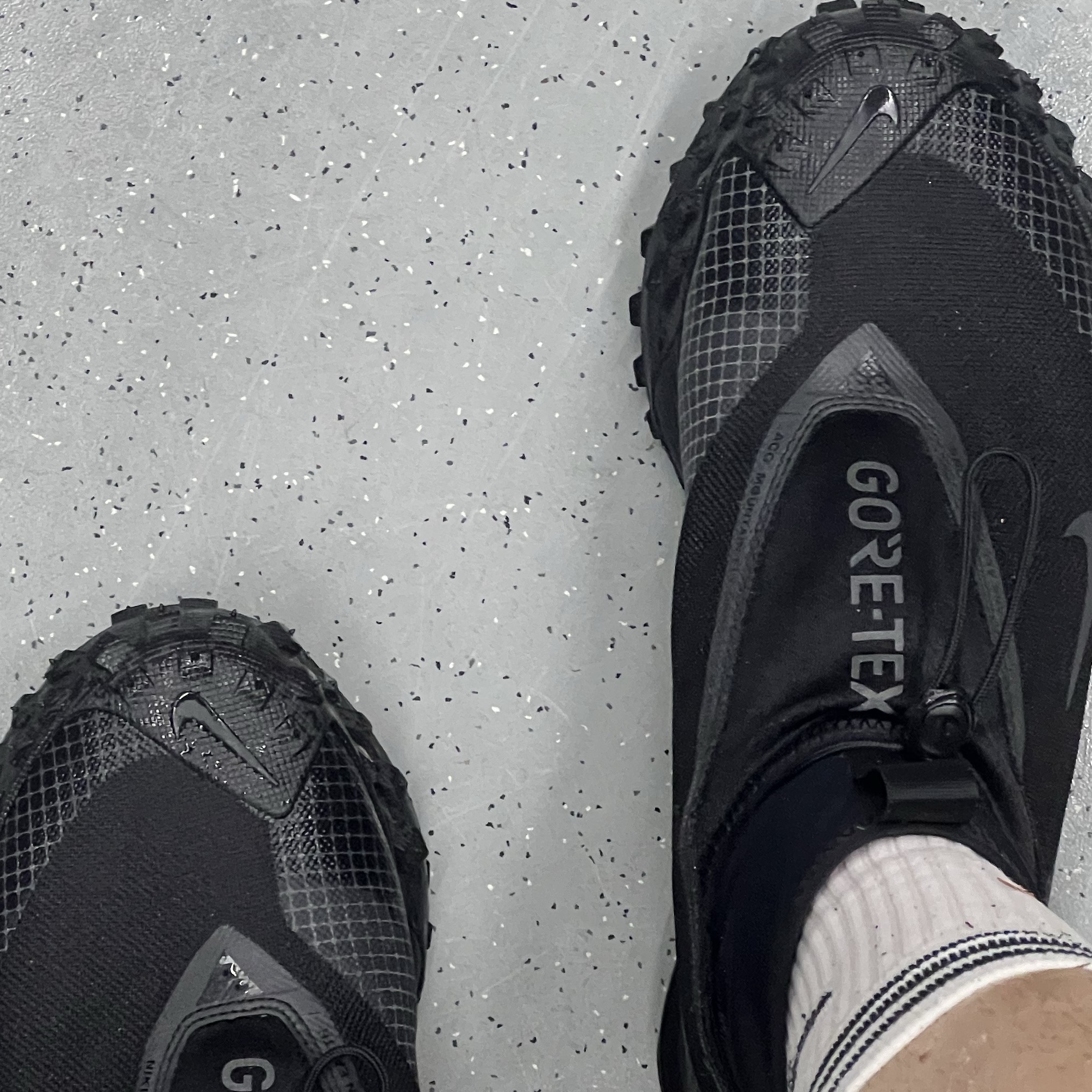 Nike ACG Mountain Fly Gore-Tex Black and Dark Grey 착용 스타일