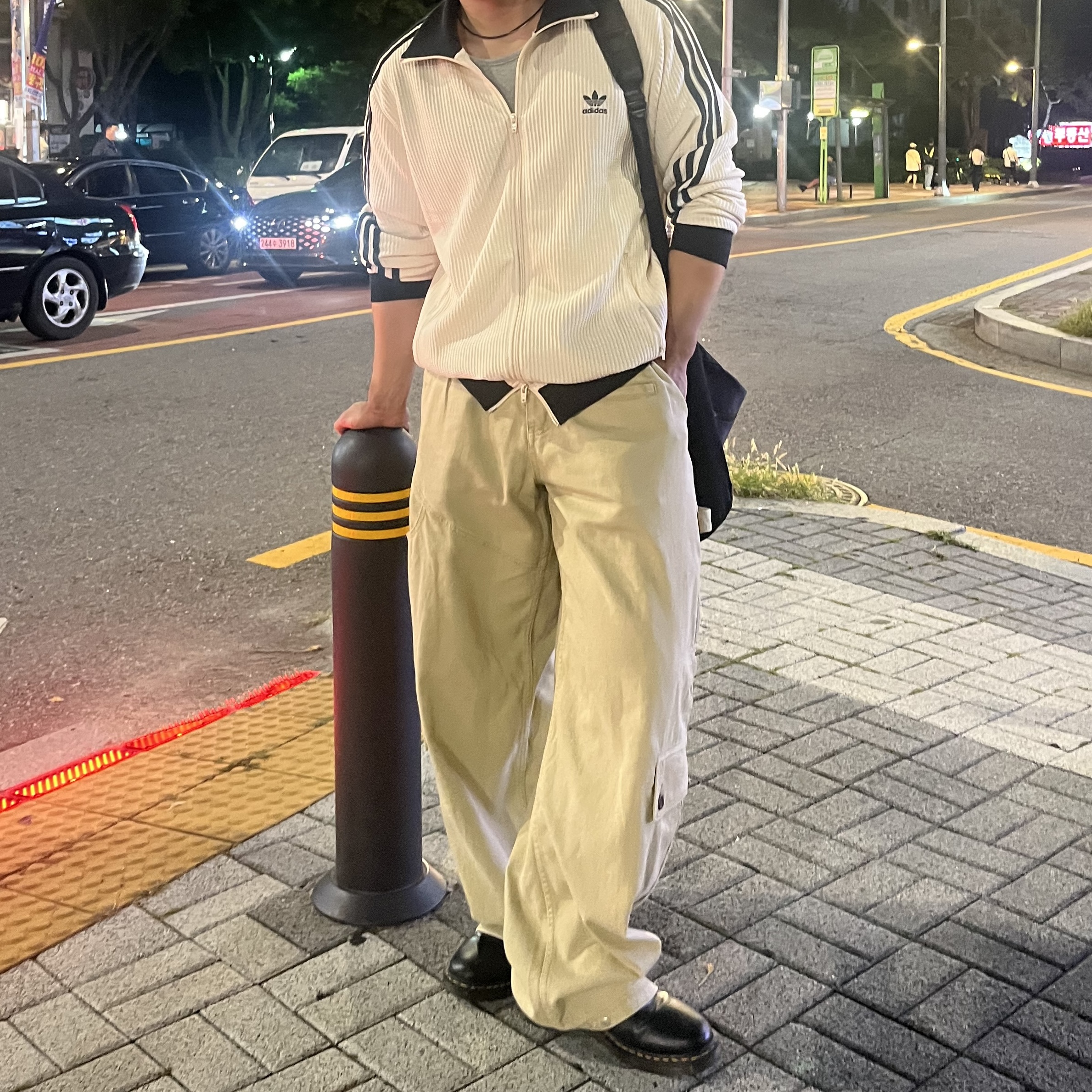 Adidas Waffle Beckenbauer Track Top Wonder White - KR Sizing, Dr. Martens 1461 Smooth Black 착용 스타일 - 1