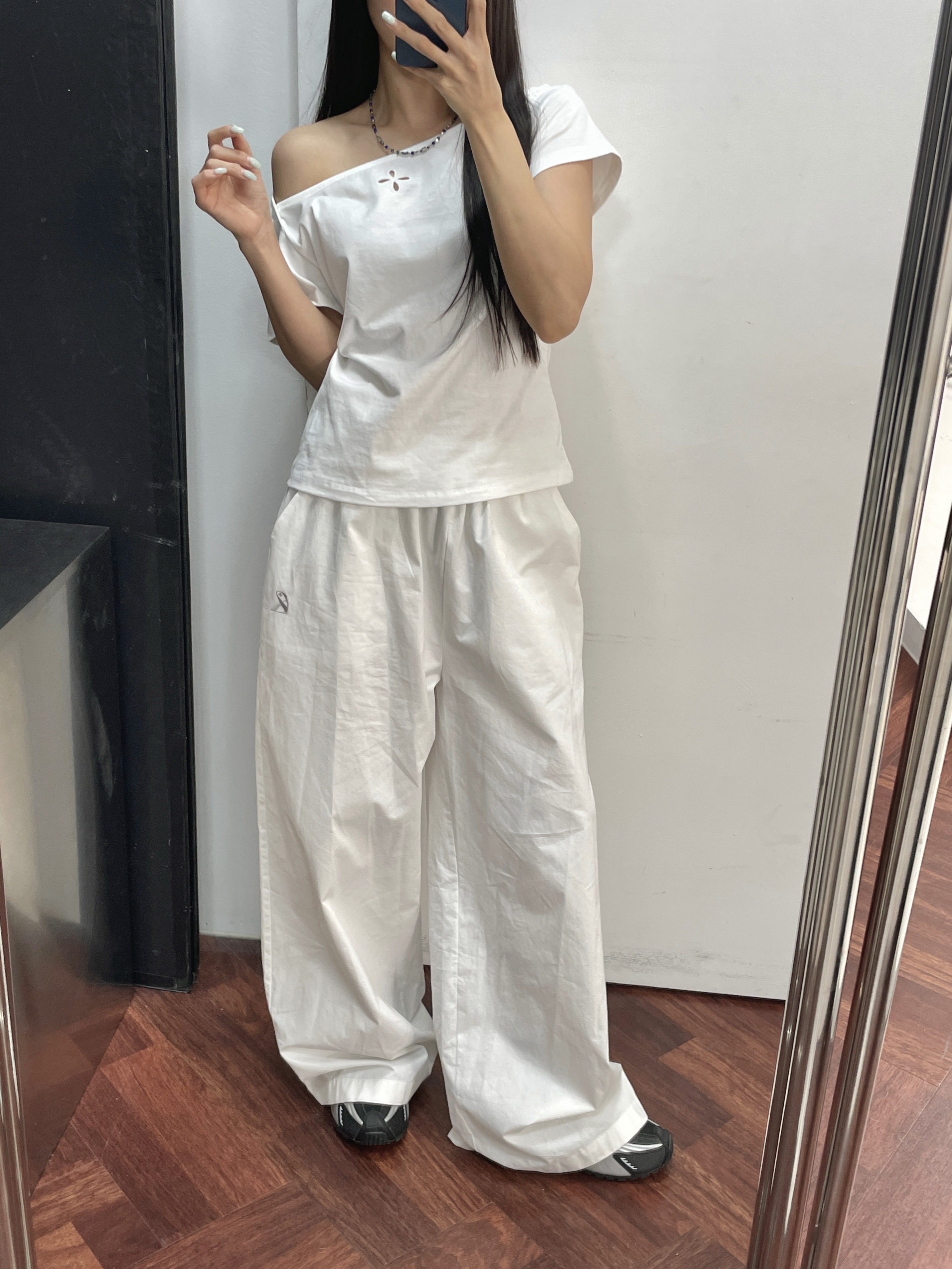 Riomeu Signature Boat Neck Line T-shirt White, Riomeu Paper Easy Pants White 착용 스타일
