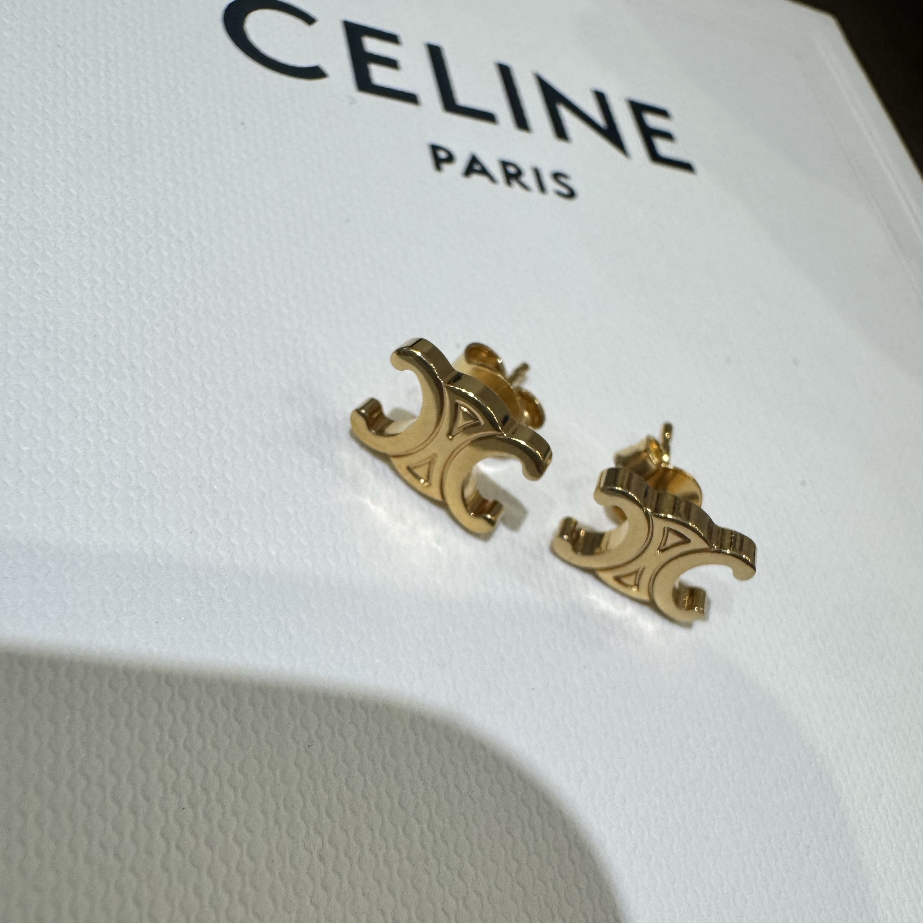 (W) Celine Triomphe Studs in Brass with Gold Finish Gold 착용 스타일