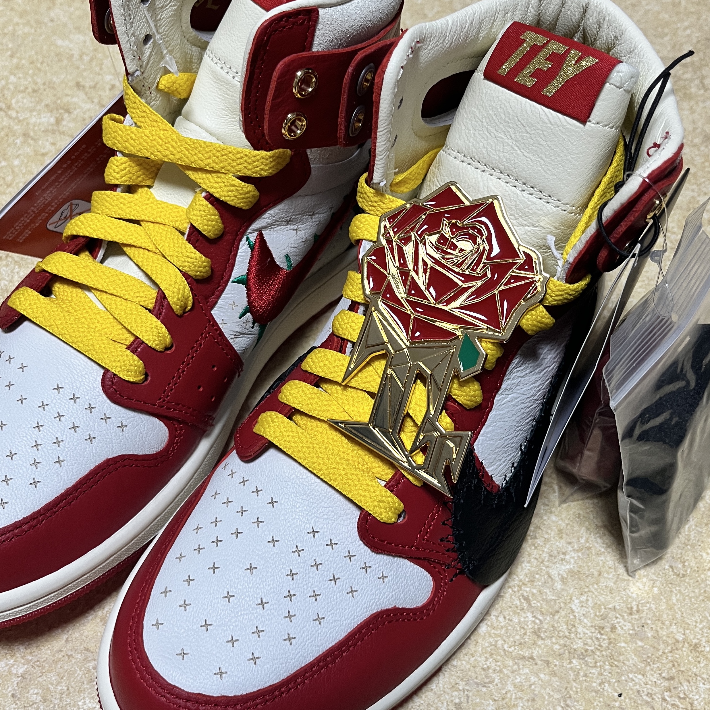 (W) Jordan 1 x Teyana Taylor Zoom CMFT 2 Gym Red 착용 스타일 - 2