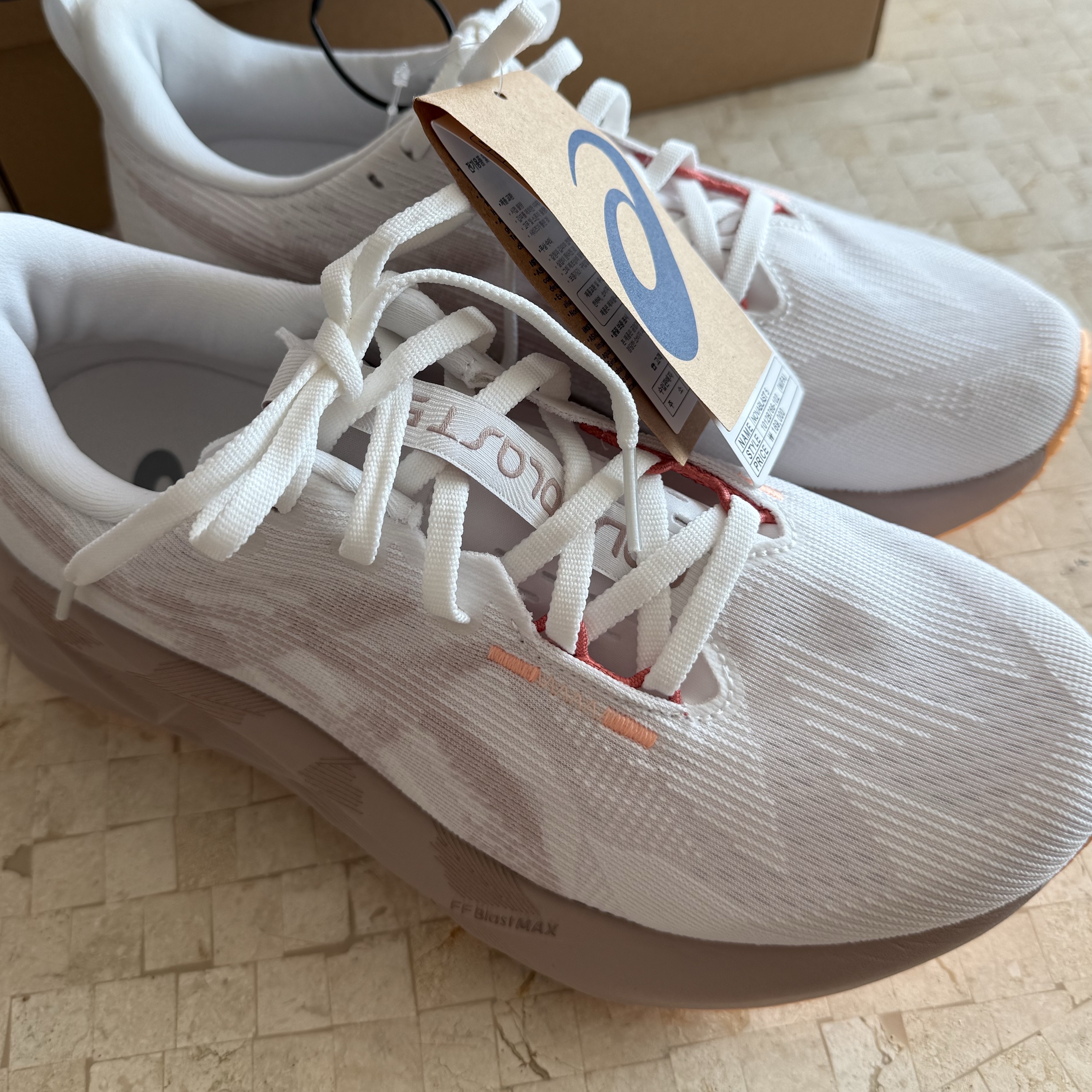 (W) Asics Novablast 5 White Fawn - D Wide 착용 스타일