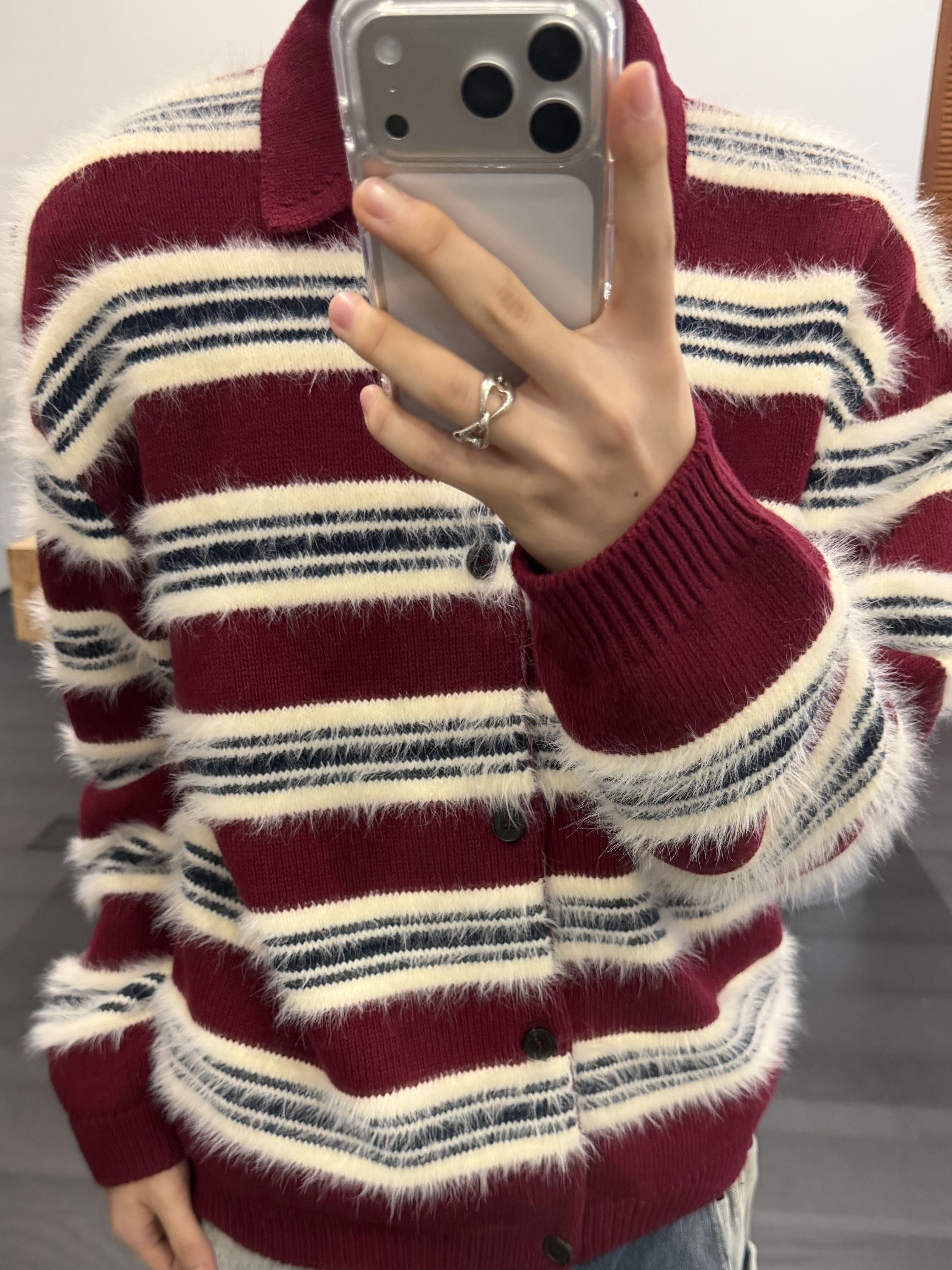 STU Fluffy Stripe Cardigan Burgundy, STU Fluffy Stripe Cardigan Brown 착용 스타일 - 1