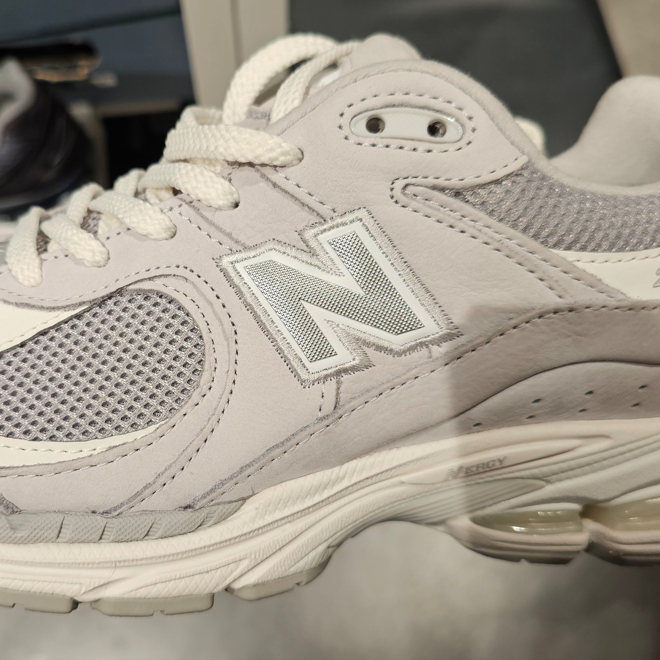 New Balance 2002 Gray 착용 스타일