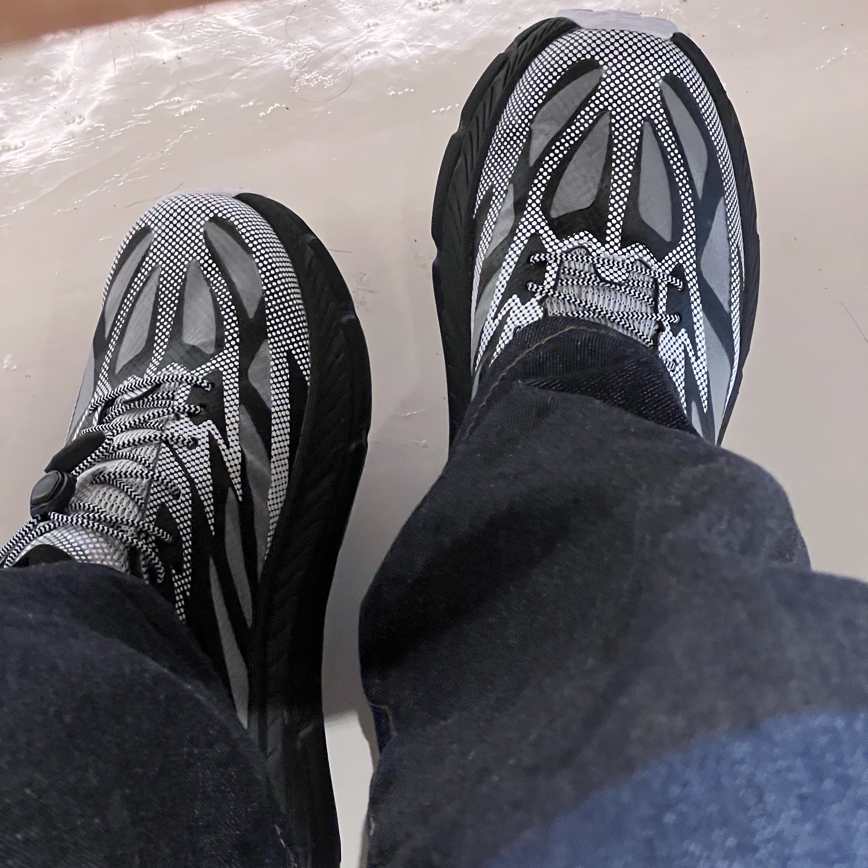 Hoka Mafate Speed 4 Lite White Black 착용 스타일