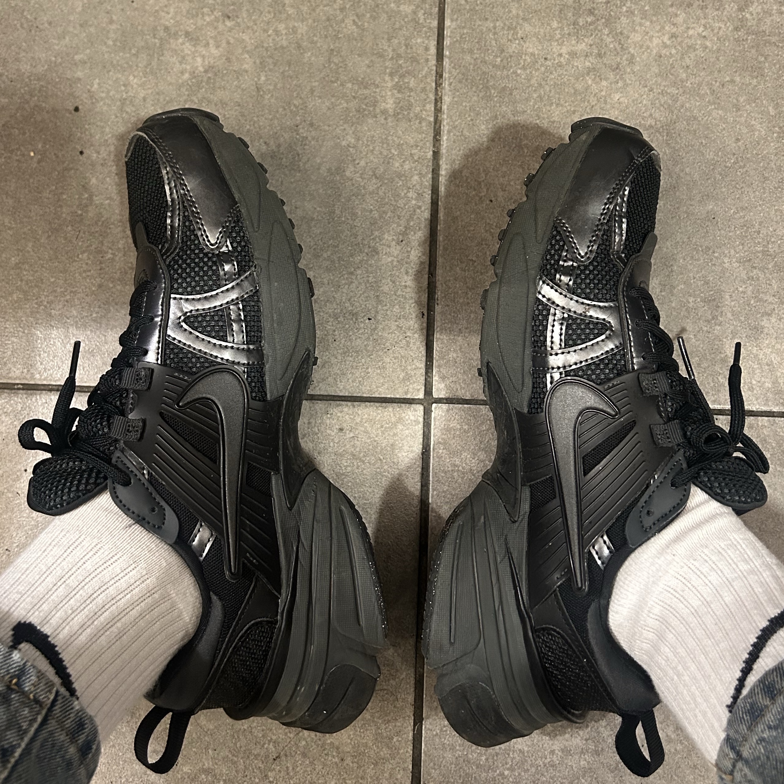 Nike V2K Run Black Anthracite 착용 스타일