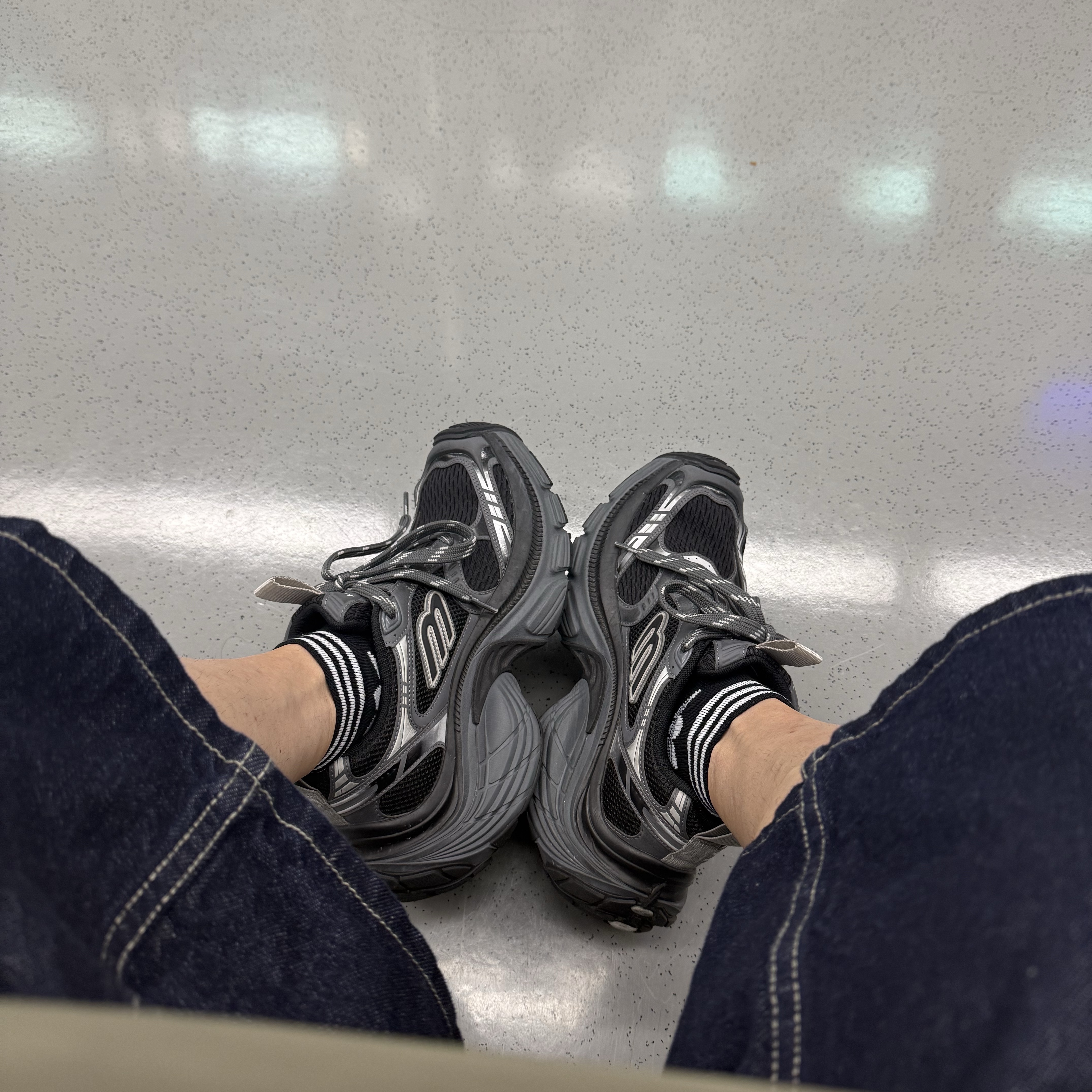 Balenciaga 6XL Sneakers Black Gray 착용 스타일