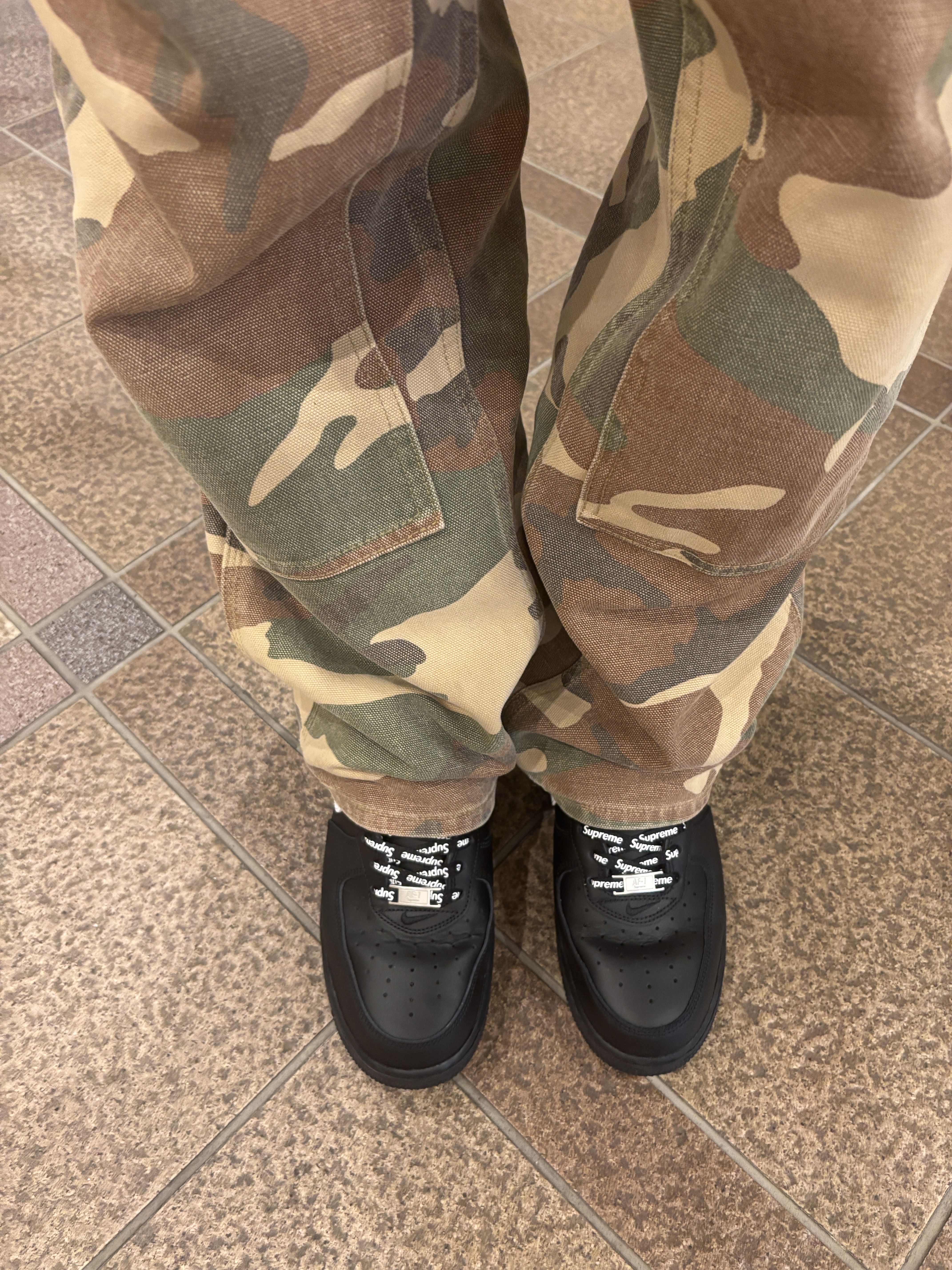 Supreme Double Knee Painter Pant Woodland Camo - 23SS, Nike x Supreme Air Force 1 Low Black 착용 스타일 - 1