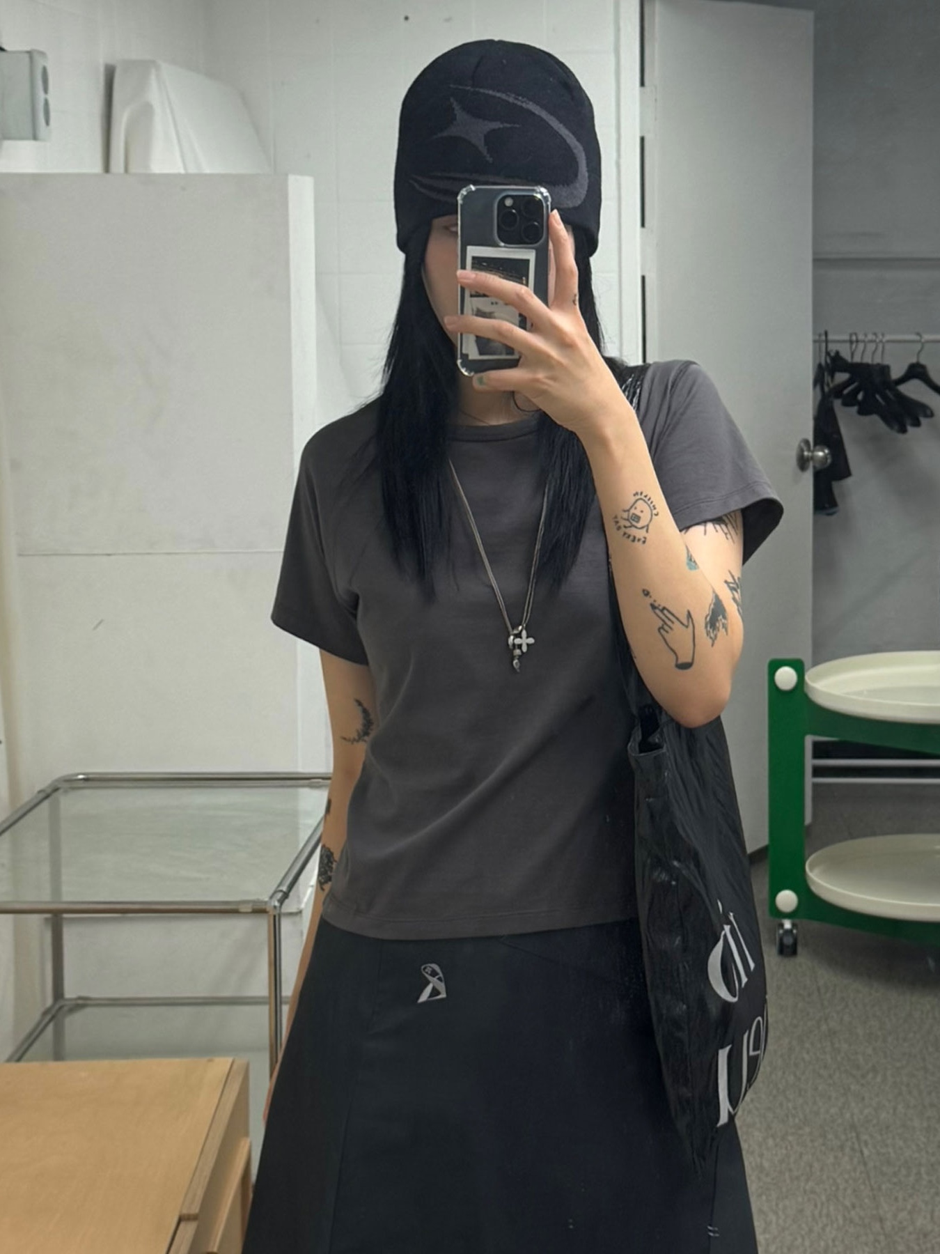Riomeu Unbalance Incision Short Sleeve Chacoal, Riomeu Asymmetric Midi Skirt Dark Gray 착용 스타일 - 1
