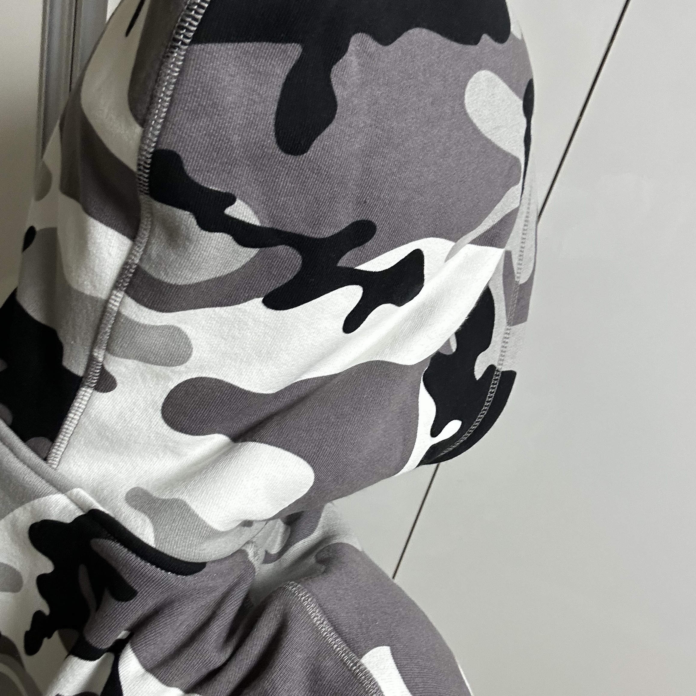 Corteiz Island Puff Print Zip Hoodie Arctic Camo 착용 스타일 - 5