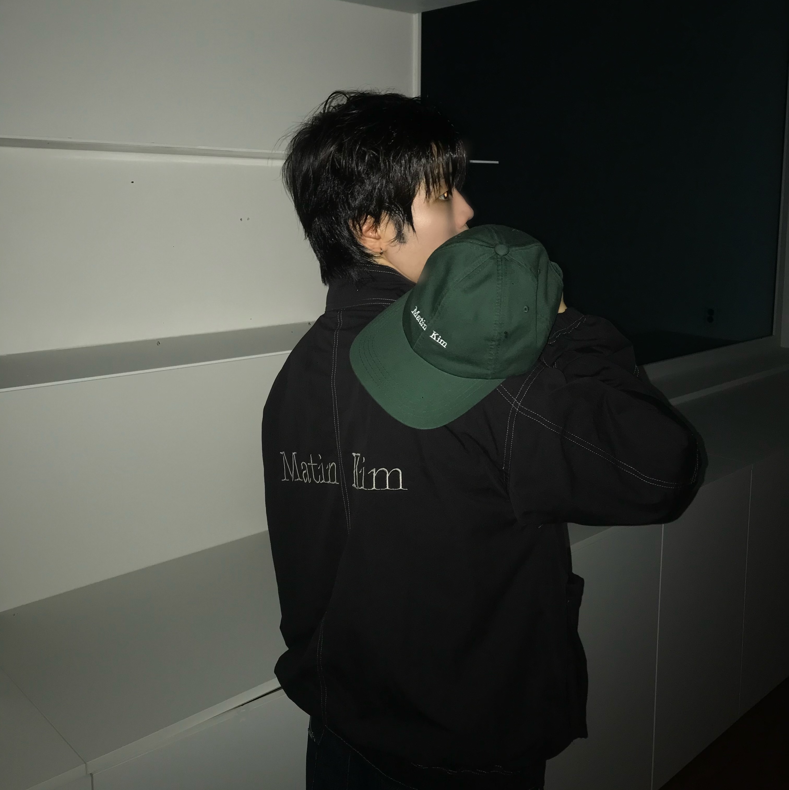 (W) Matin Kim Logo Coating Jumper Black 착용 스타일