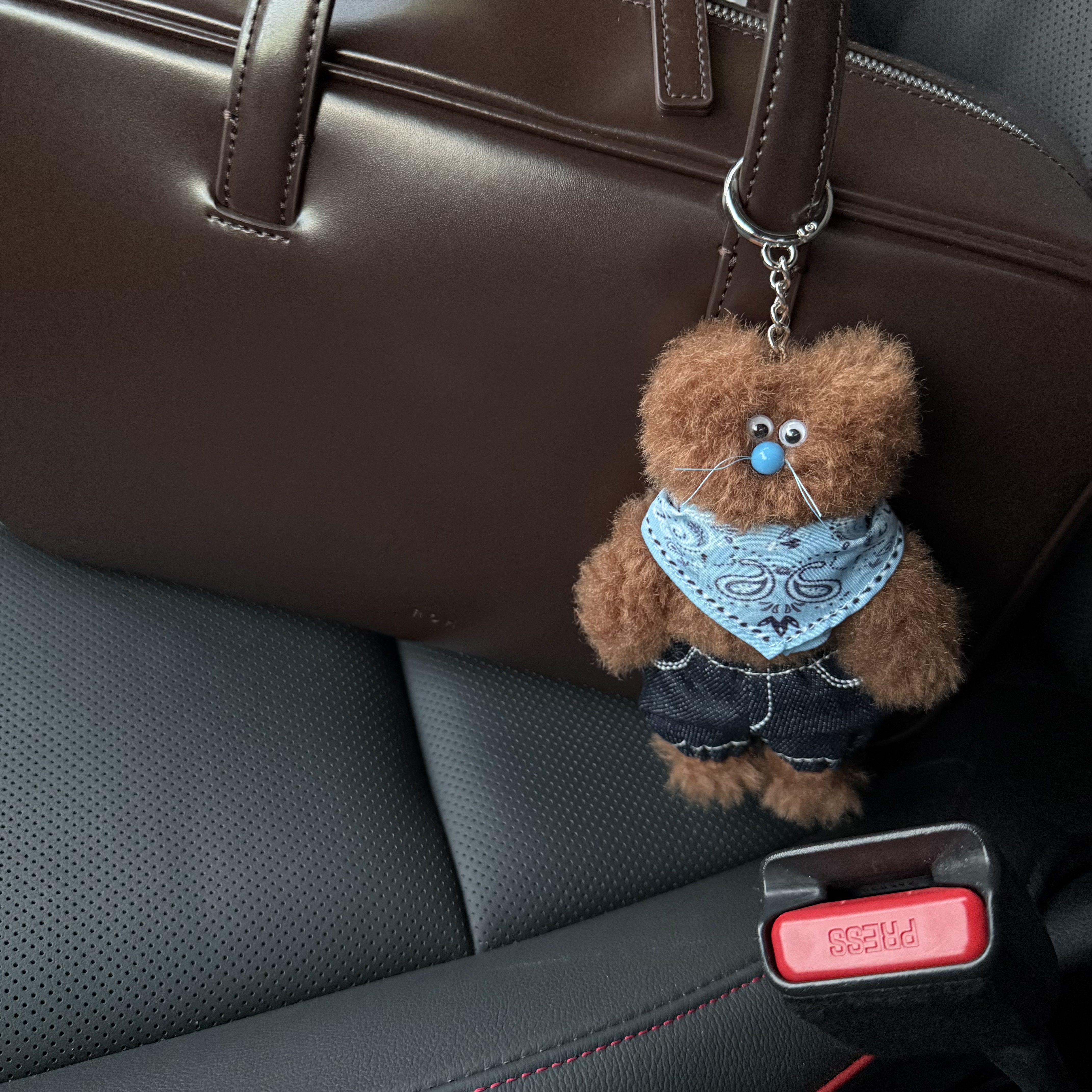 Monamhee x Amoupre Danhee Keyring Brown 착용 스타일