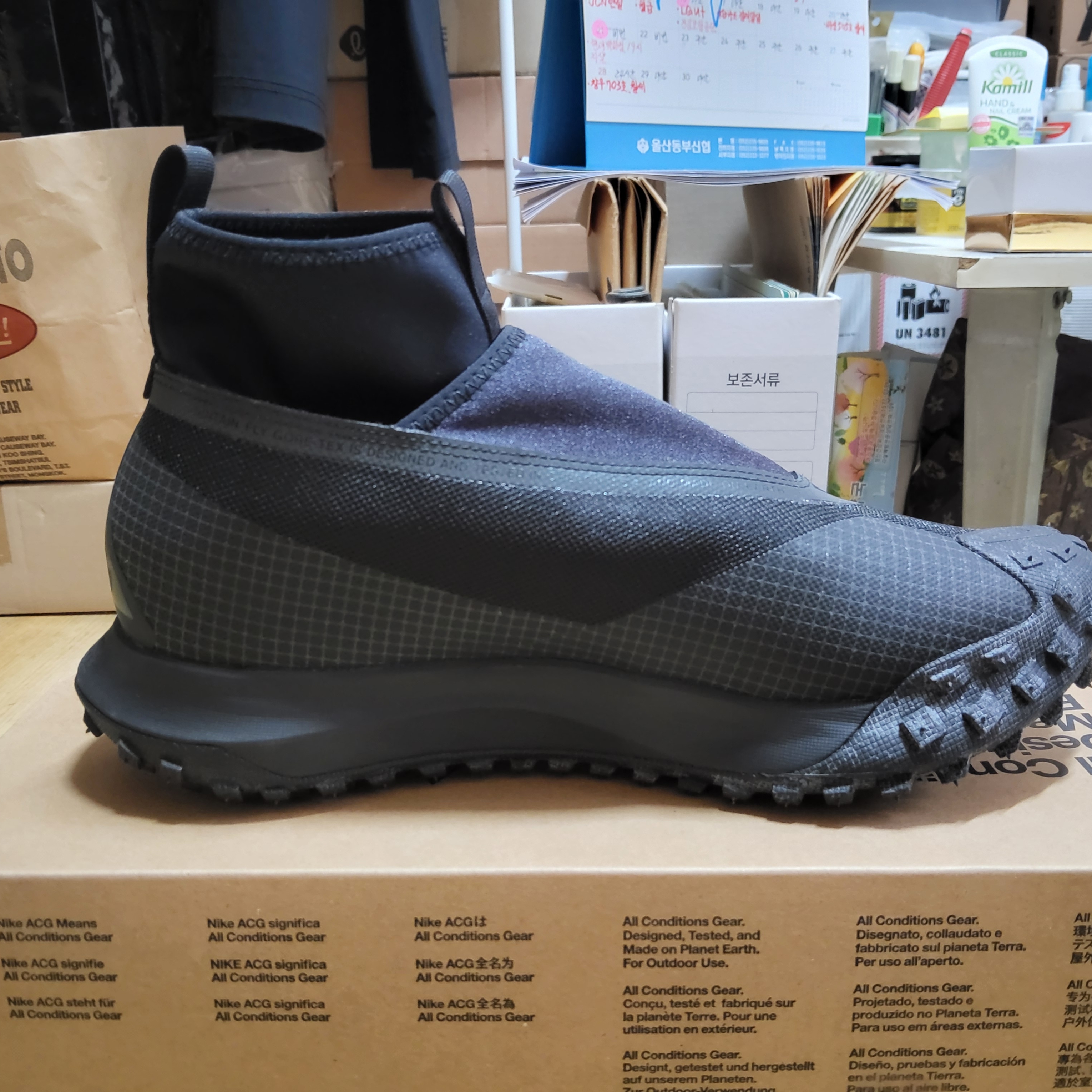 Nike ACG Mountain Fly Gore-Tex Black and Dark Grey 착용 스타일 - 2