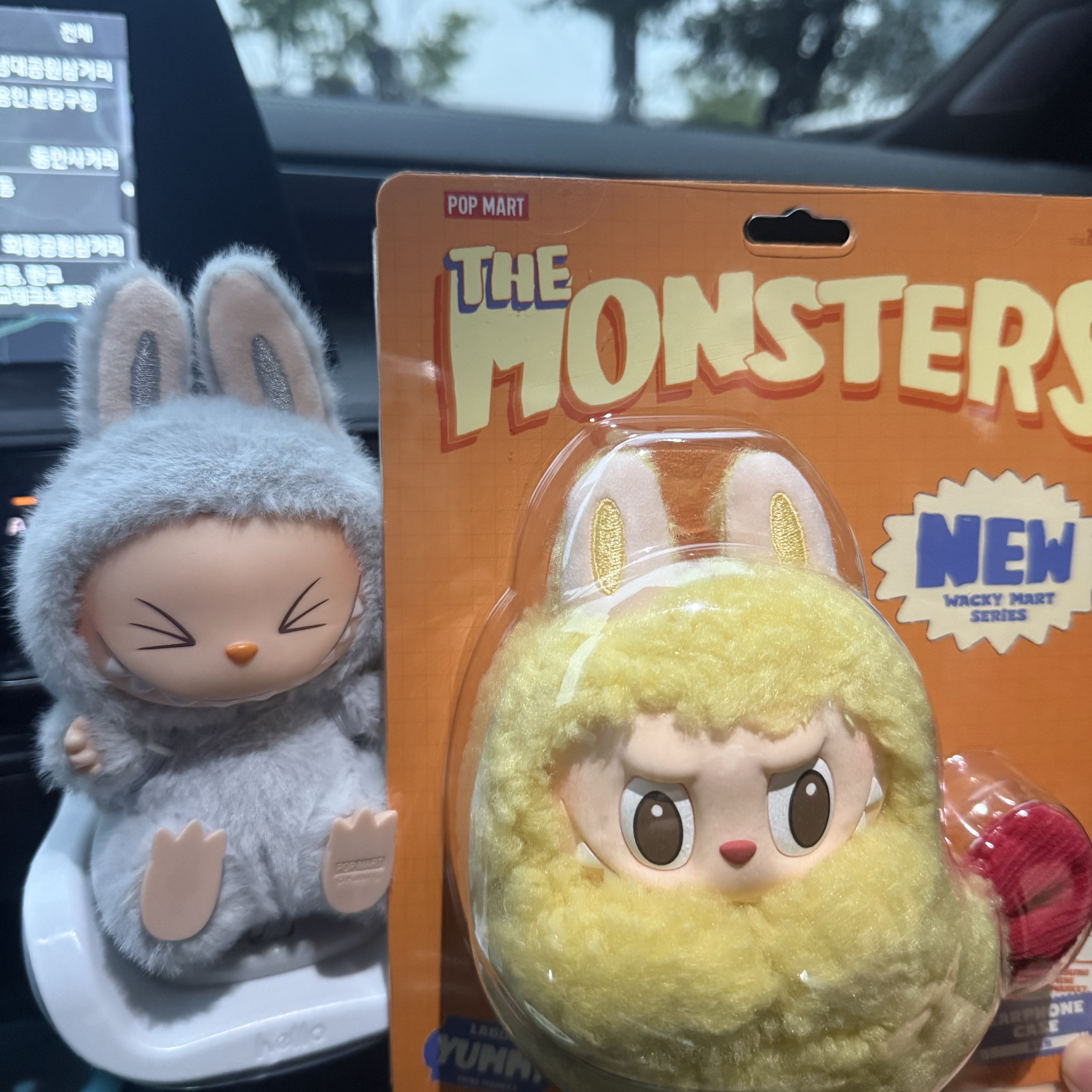 Pop Mart Labubu The Monsters Wacky Mart Series Earphone Case, Pop Mart Labubu Let's Play Together Doll Series Hehe Keyring (Opened Case) 착용 스타일