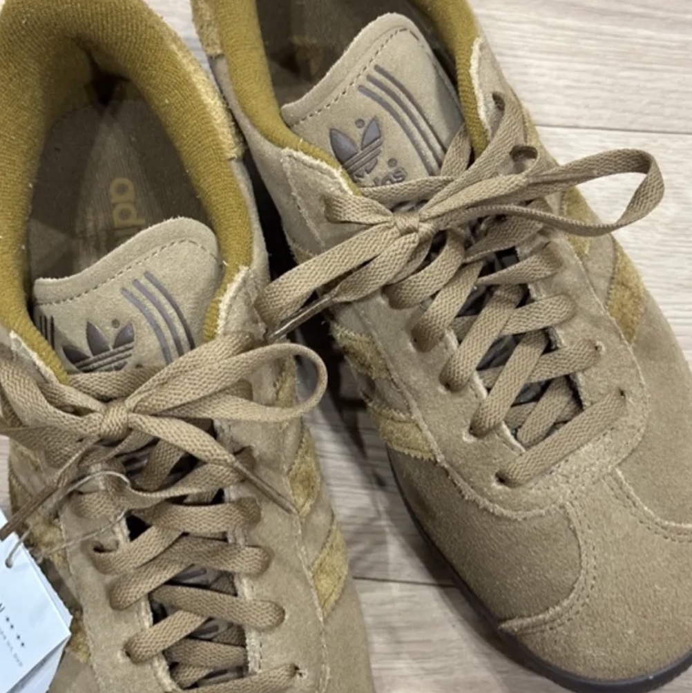 Adidas Gazelle Brown Desert Bronze Strata 착용 스타일