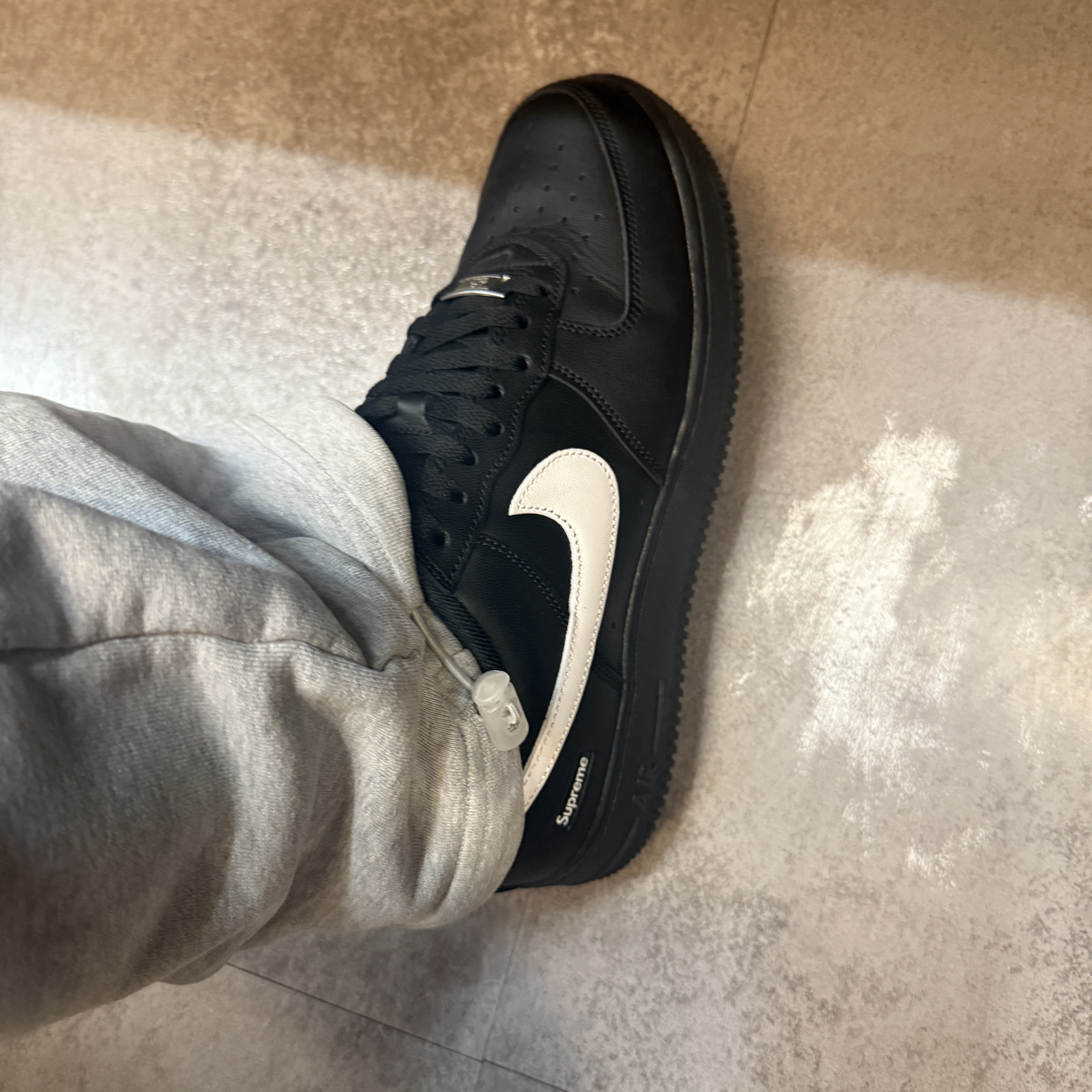 Nike x Supreme Air Force 1 Low Black 착용 스타일