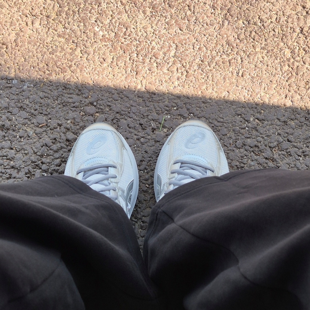 Asics Jog 100 S SMU Glacier Grey Pure Silver - 2E Wide 착용 스타일