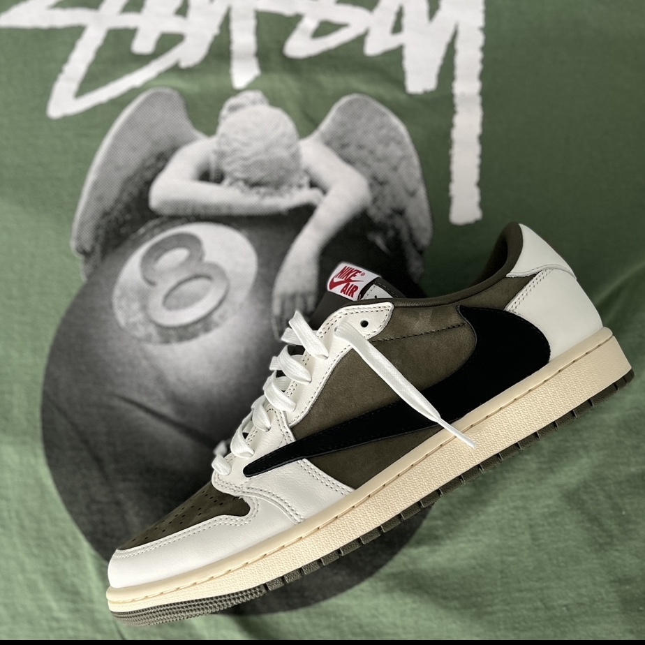 Stussy Angel T-Shirt Green, Jordan 1 x Travis Scott Retro Low OG SP Reverse Olive 착용 스타일 - 2