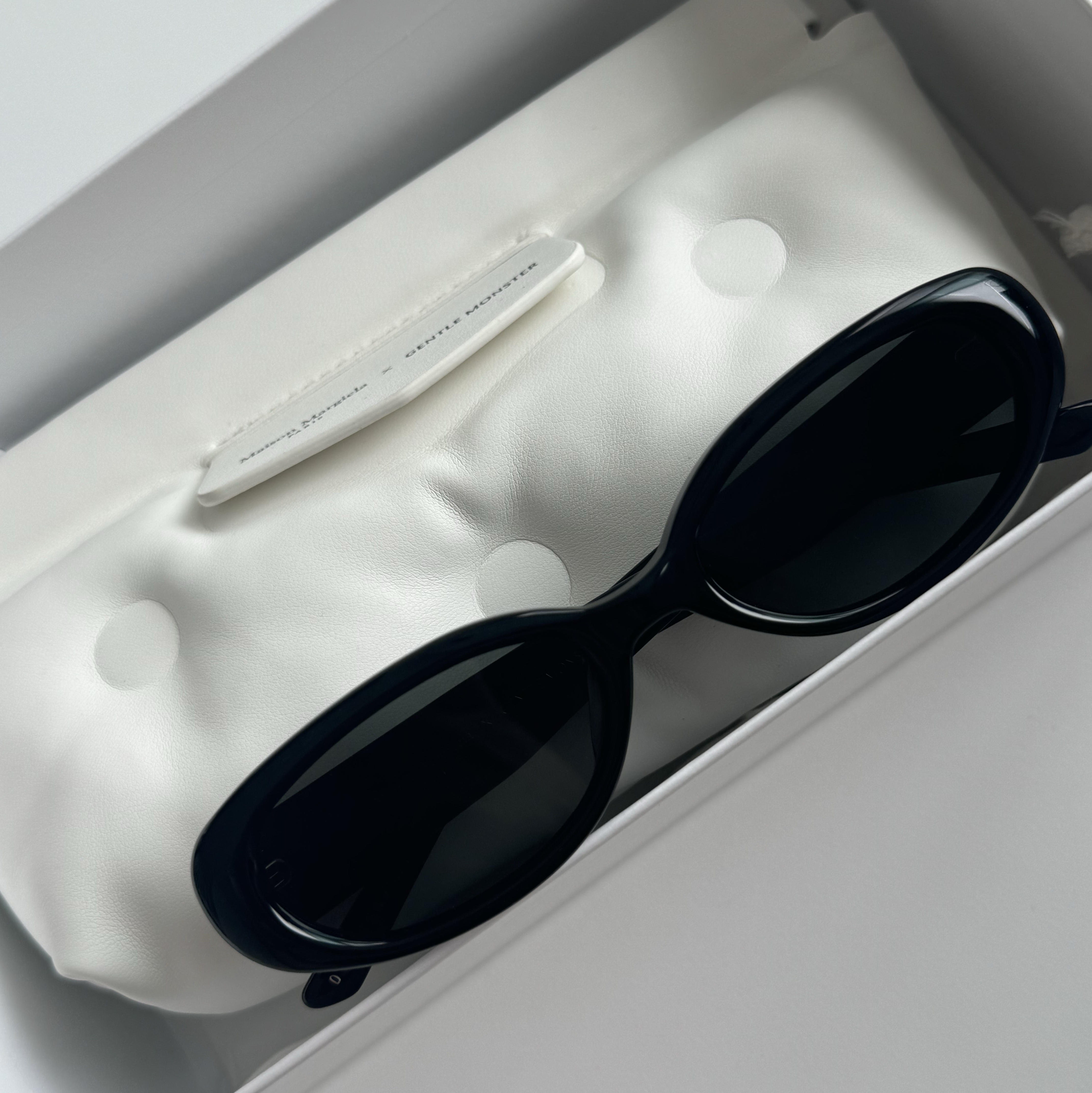Gentle Monster x Maison Margiela MM206 Black Gray 착용 스타일 - 2