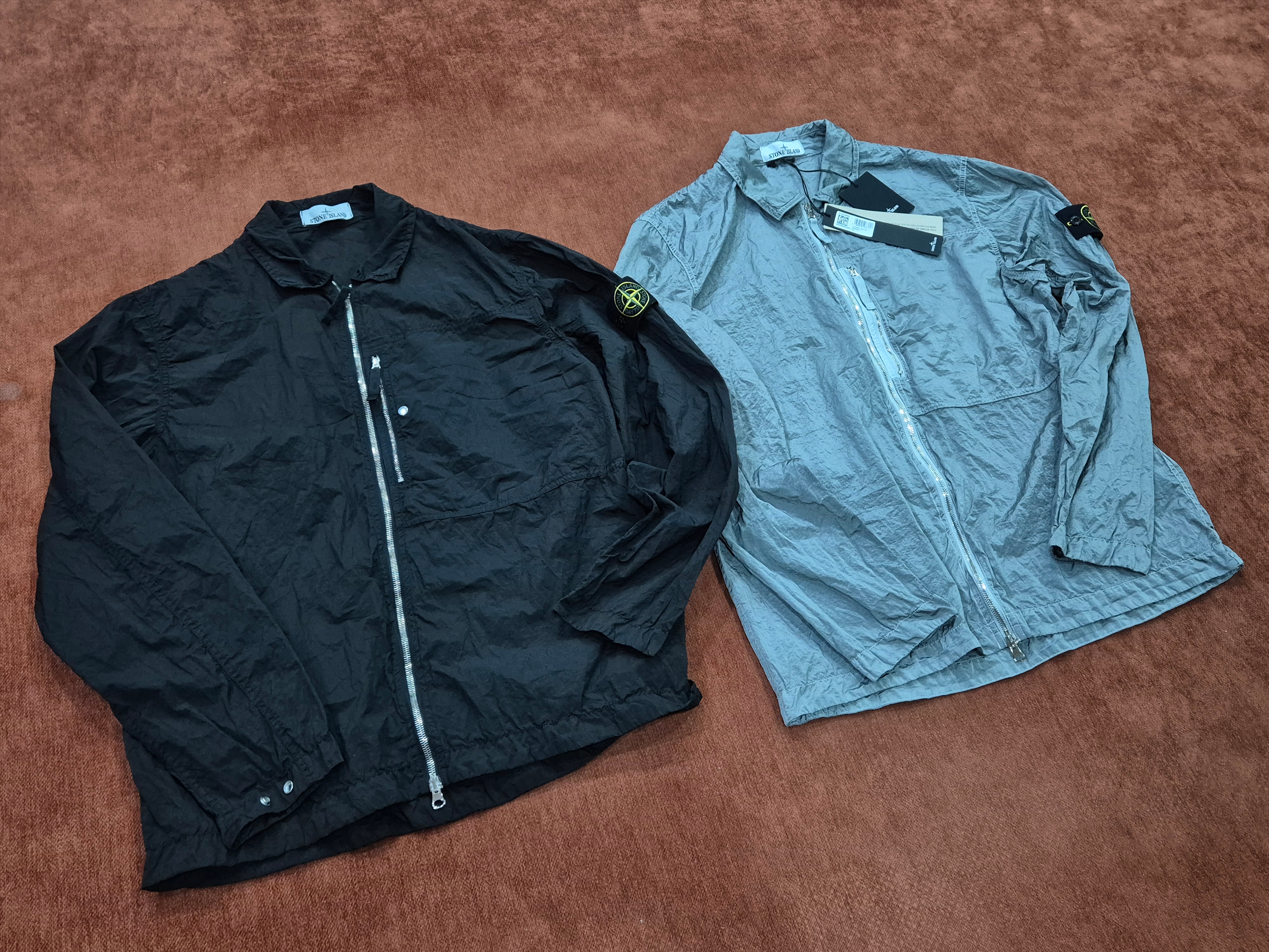 Stone Island 1200005 Nylon Metal in Econyl Overshirt with Pocket and Two-Way Zipper Black - 25SS, Stone Island 1200005 Nylon Metal in Econyl Overshirt with Pocket and Two-Way Zipper Pearl Grey - 25SS 착용 스타일 - 1