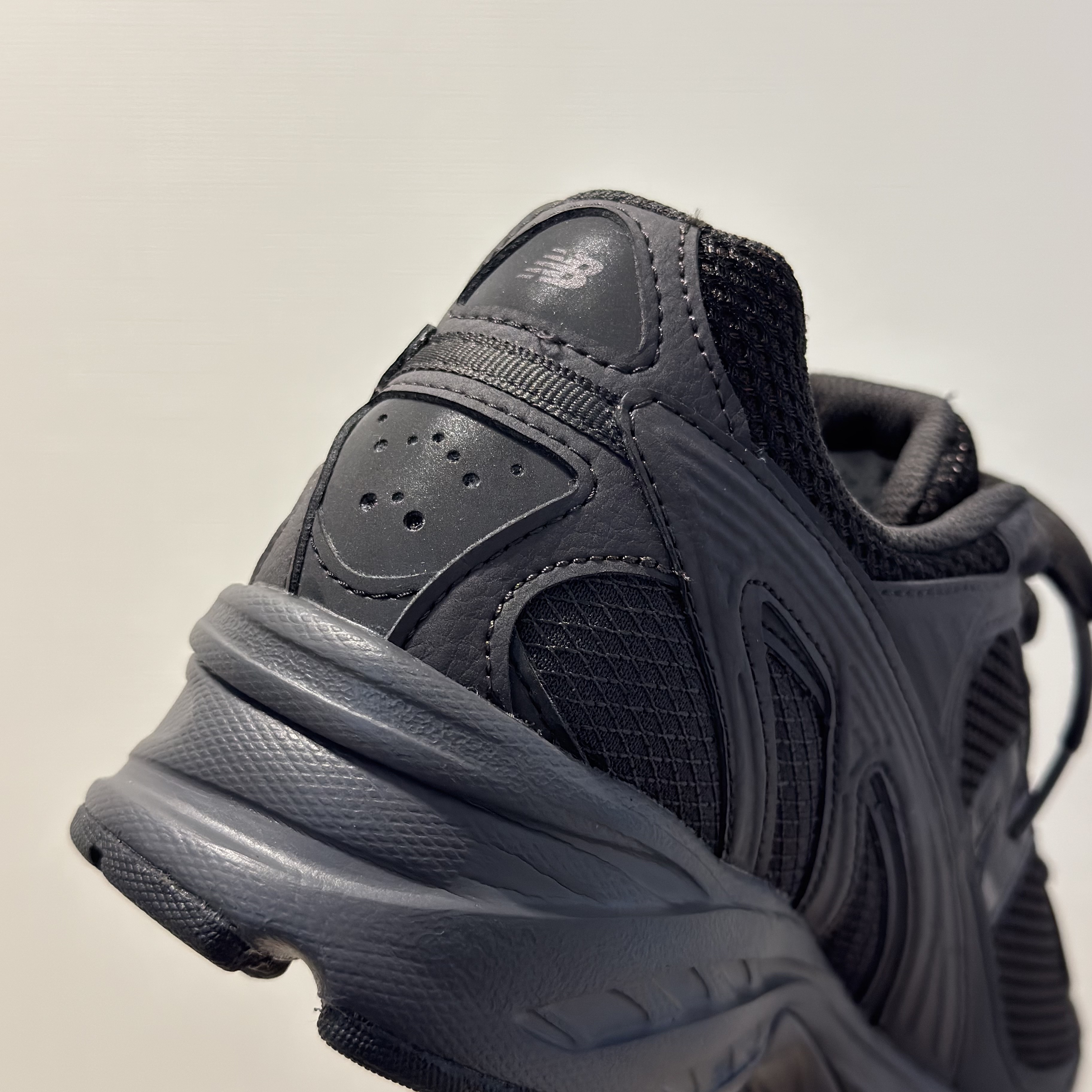 New Balance 509 Black Coffee 착용 스타일 - 3