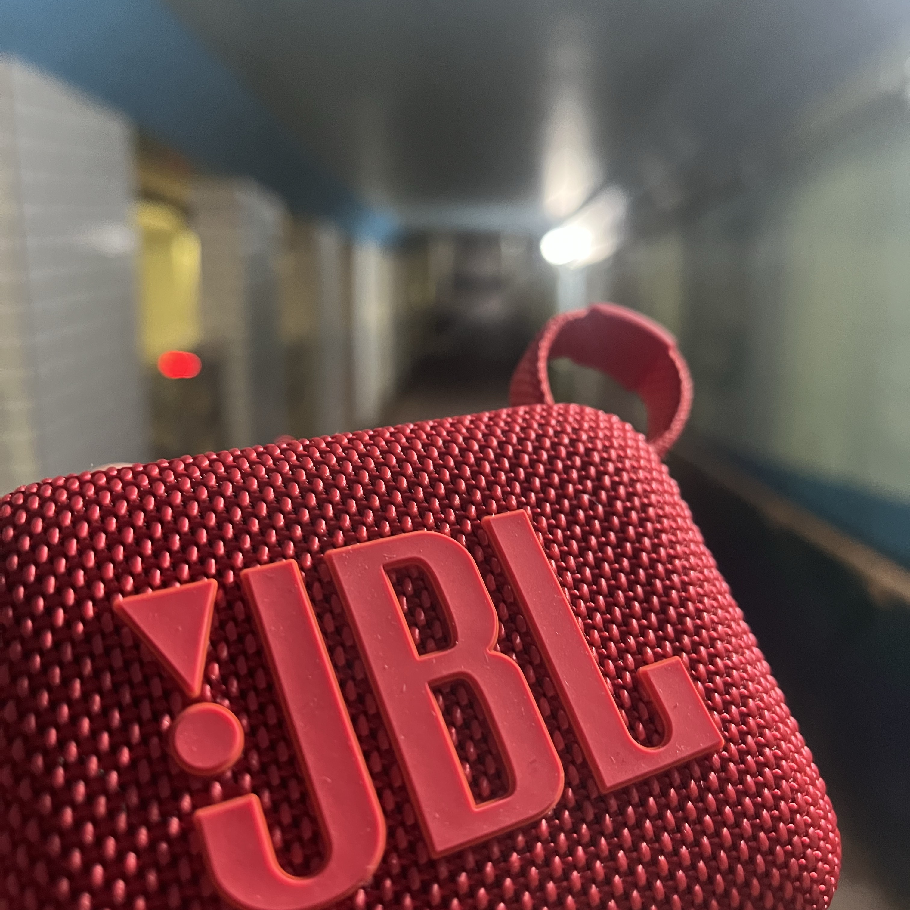 JBL GO4 Portable Bluetooth Speaker Red 착용 스타일