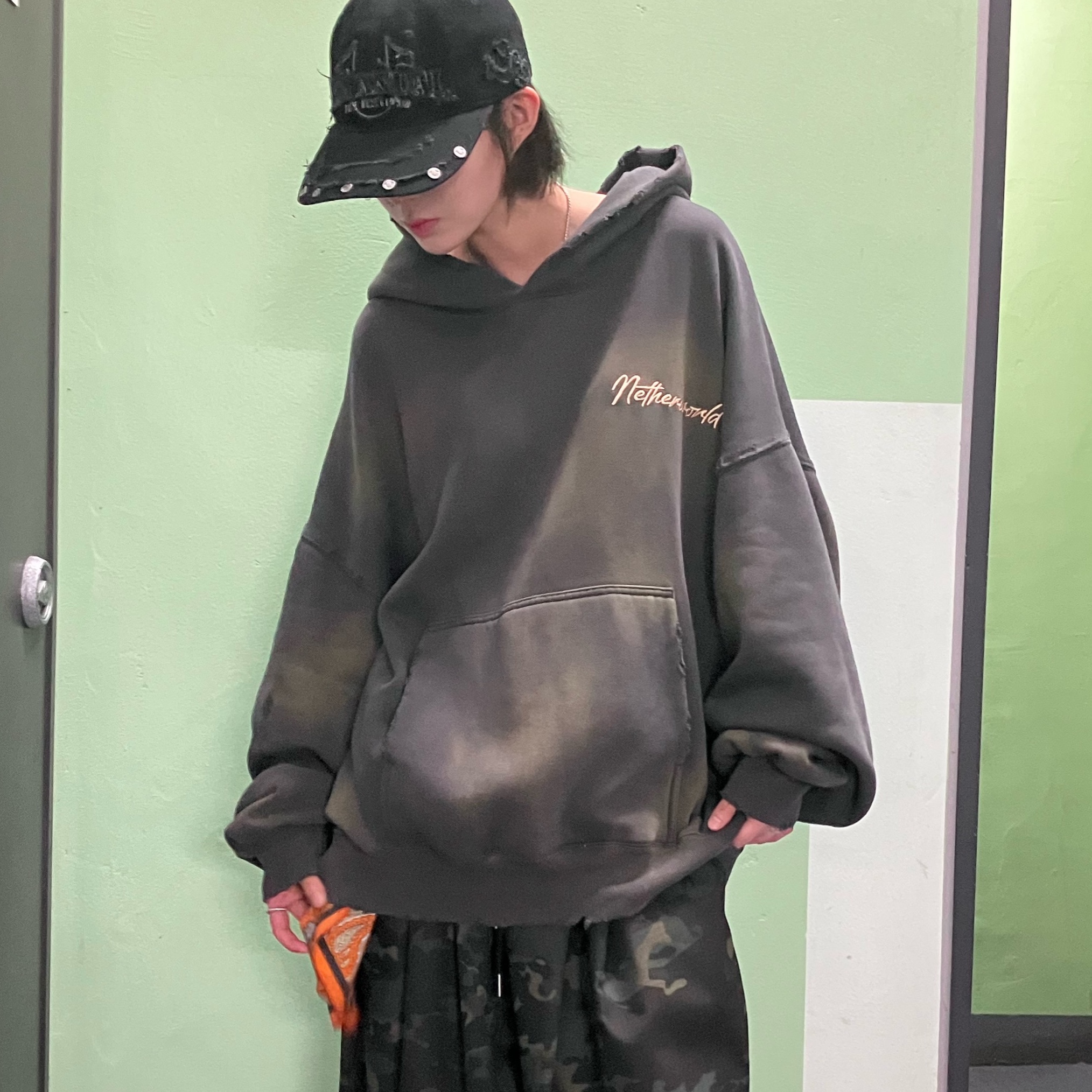 True Religion x NOMANUAL No Religion Logo Patch Work Cap Washed Black, Netherworld Washed Hoodie Grey 착용 스타일 - 5
