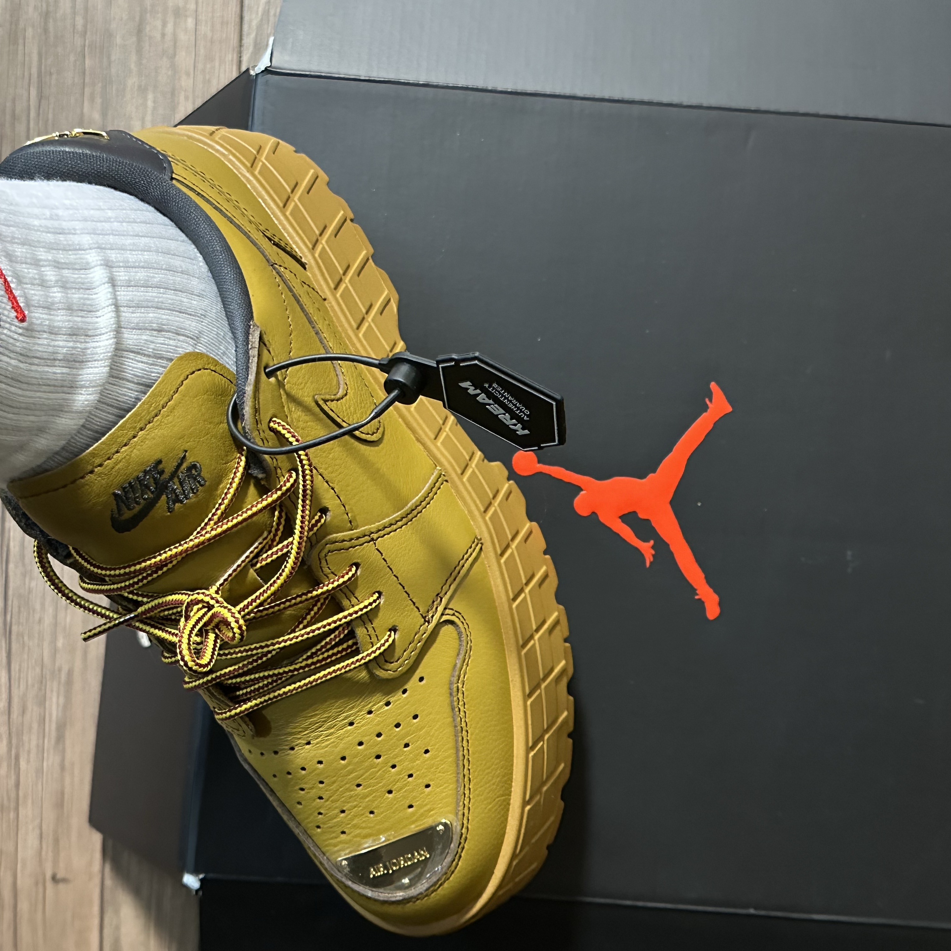 (W) Jordan 1 Brooklyn Low Wheat Team Red 착용 스타일 - 1
