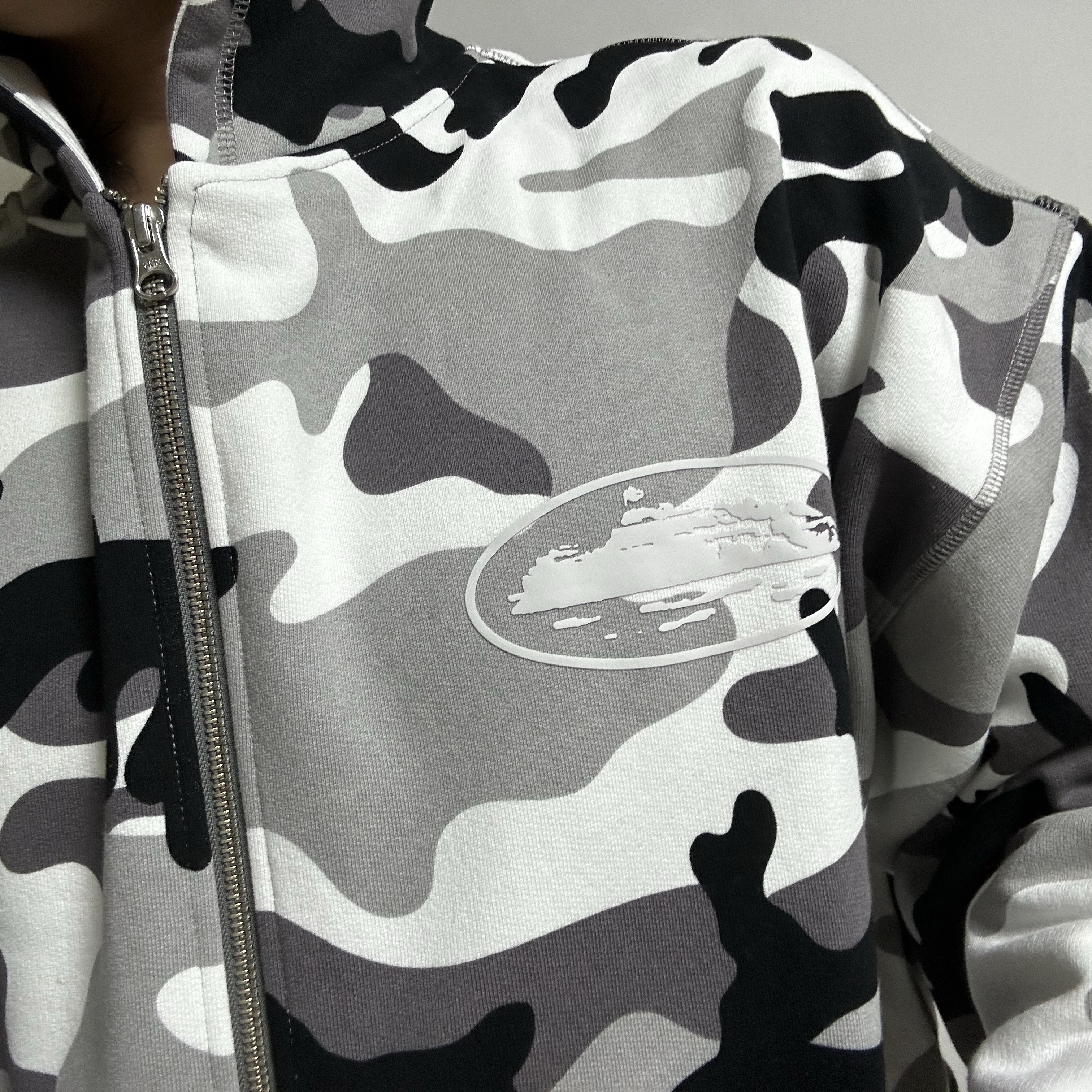 Corteiz Island Puff Print Zip Hoodie Arctic Camo 착용 스타일 - 6