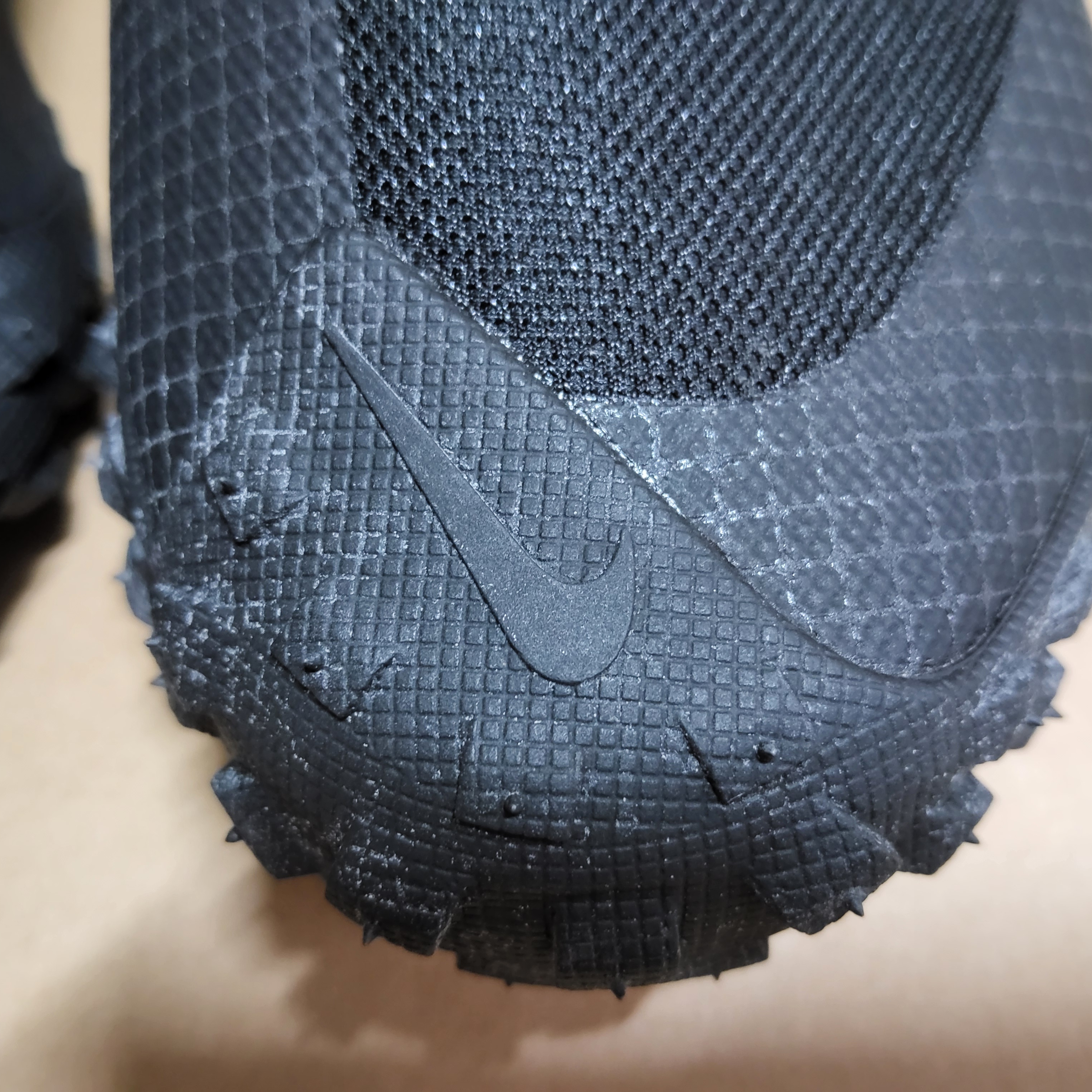 Nike ACG Mountain Fly Gore-Tex Black and Dark Grey 착용 스타일 - 7
