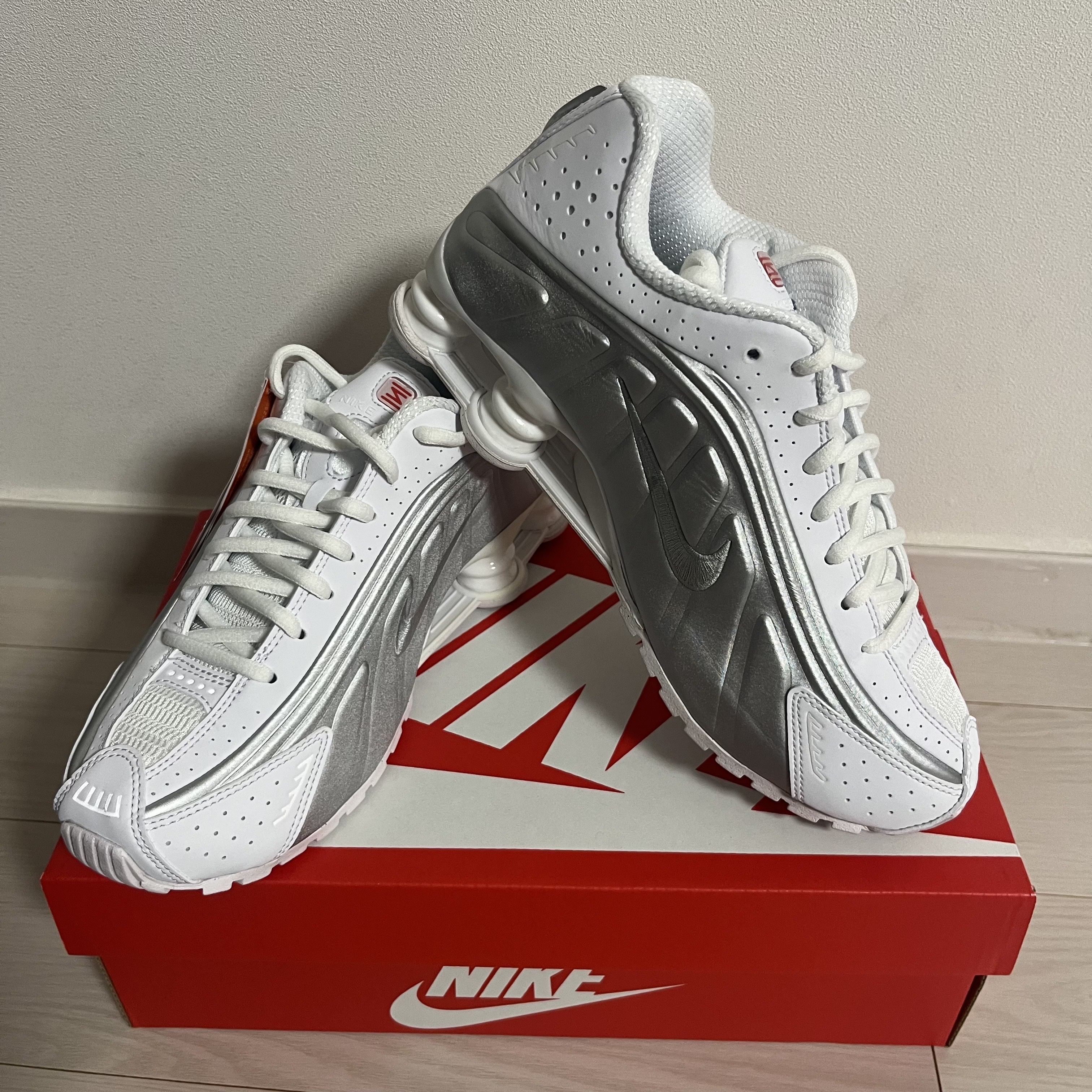 (W) Nike Shox R4 White Metallic Silver 착용 스타일 - 2