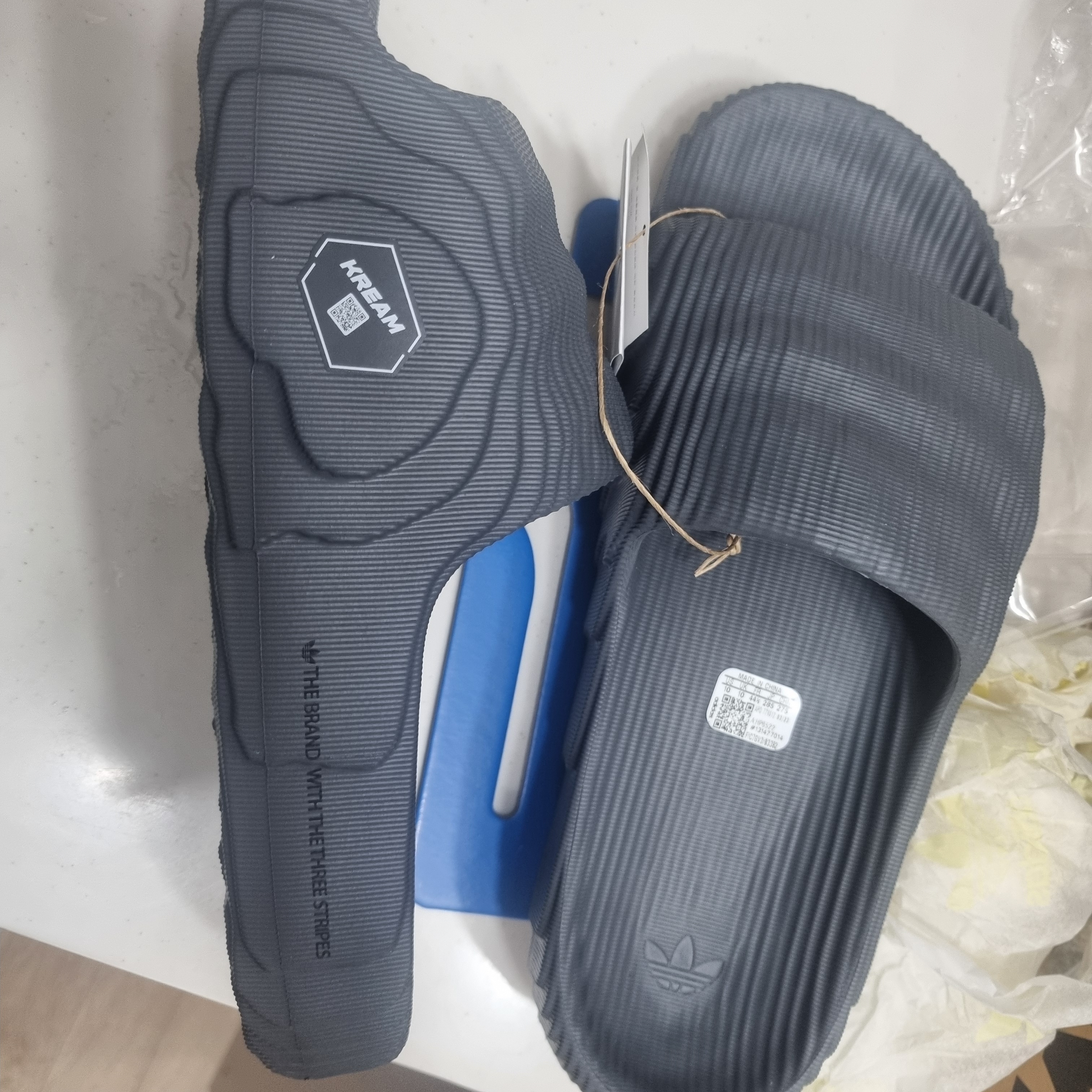 Adidas Adilette 22 Grey Five 착용 스타일 - 1