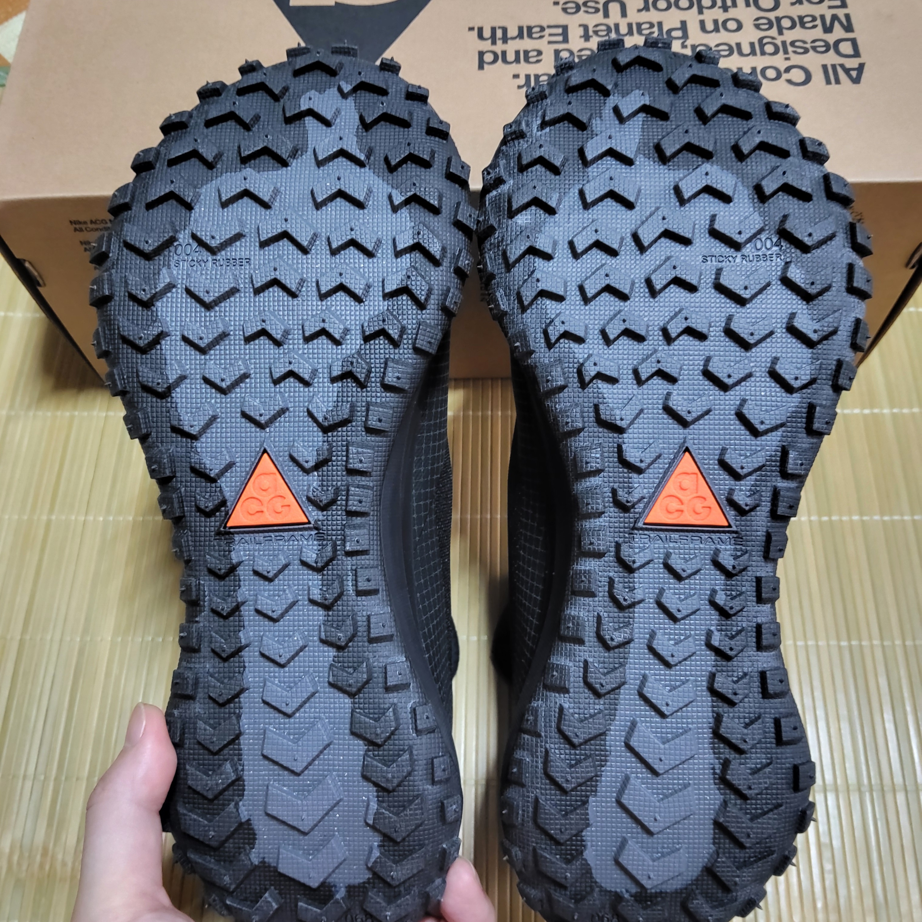 Nike ACG Mountain Fly Gore-Tex Black and Dark Grey 착용 스타일 - 9