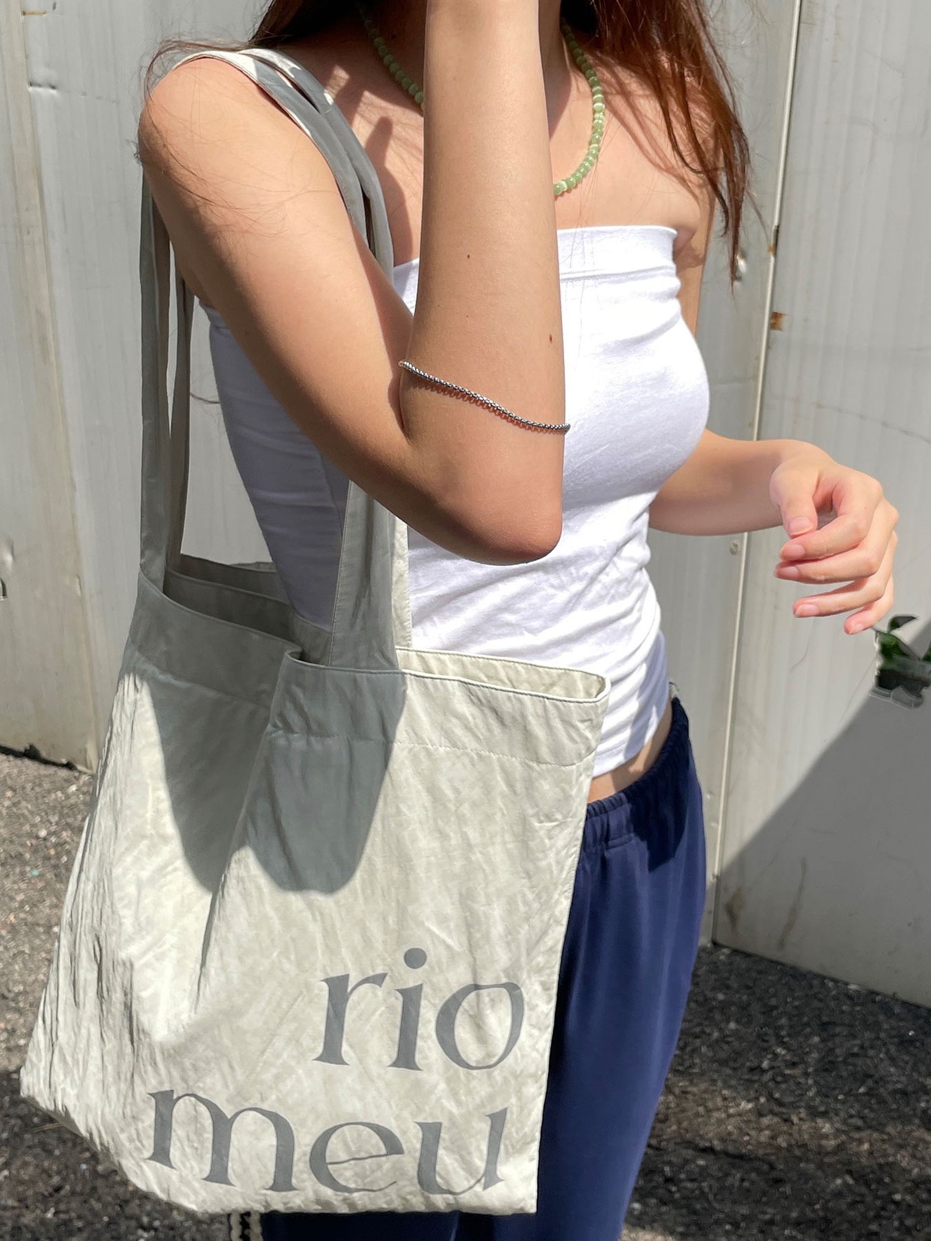 Riomeu Rio Square Middle Bag Cream 착용 스타일