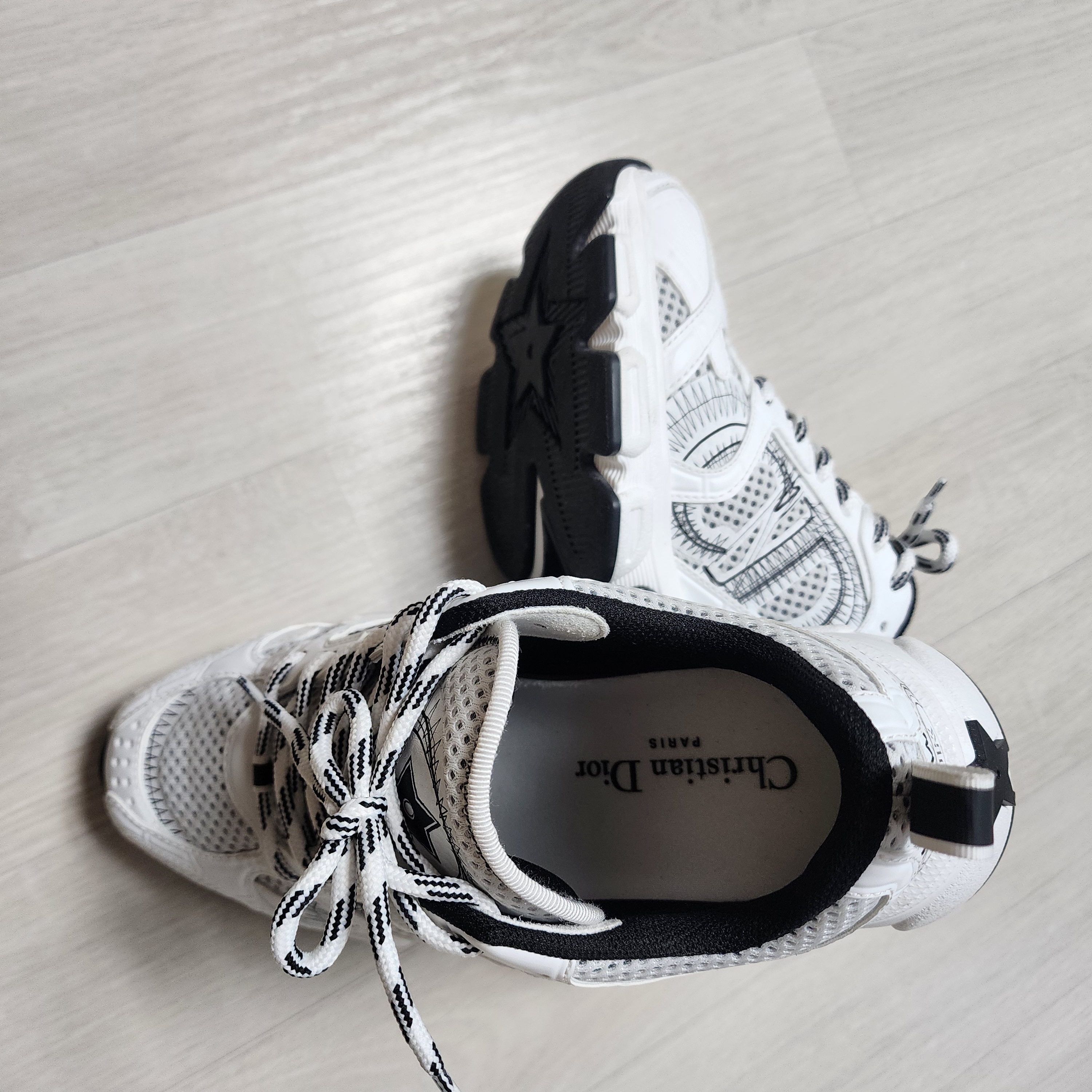 (W) Dior Chrono Sneakers Mesh Laminated Leather White Black 착용 스타일 - 1