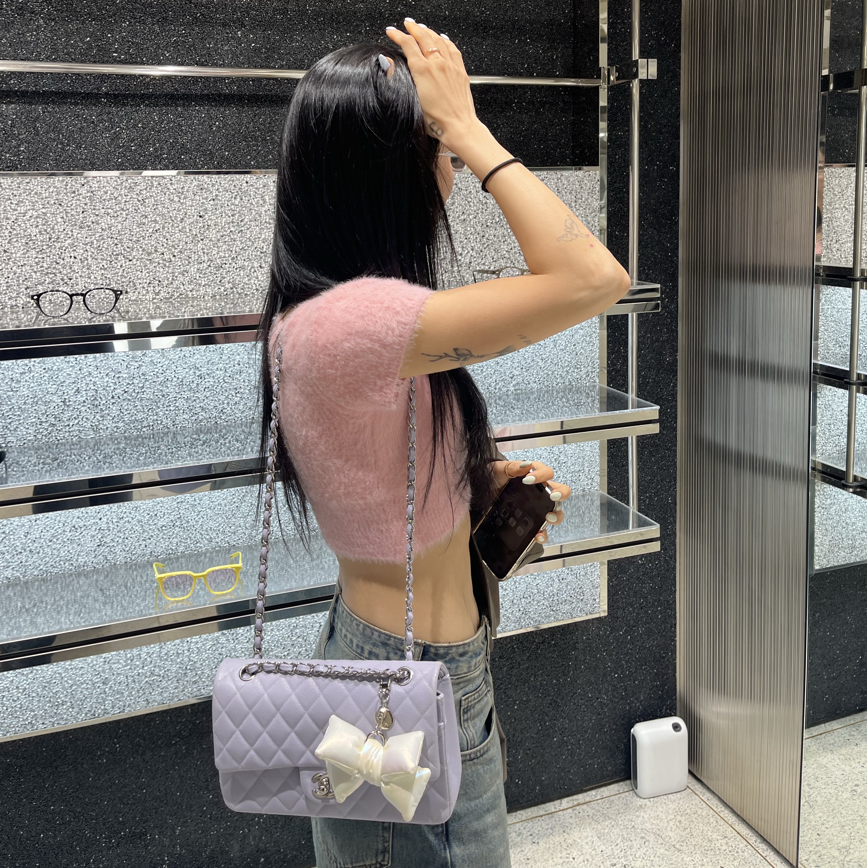 Chanel Medium Classic Handbag Grained Calfskin & Silver Black 착용 스타일