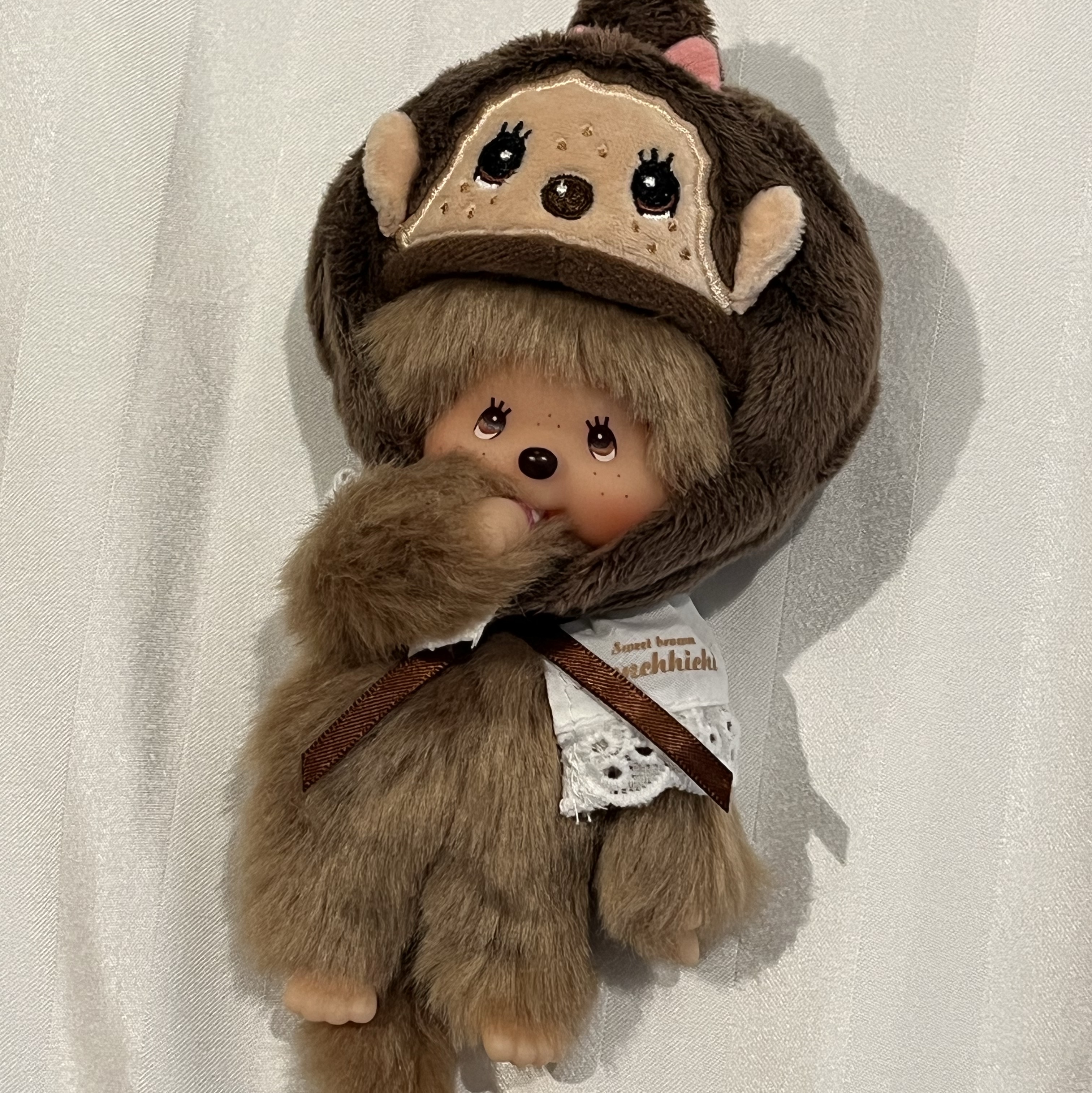 Monchhichi Sweet Key Chain Brown 착용 스타일 - 2