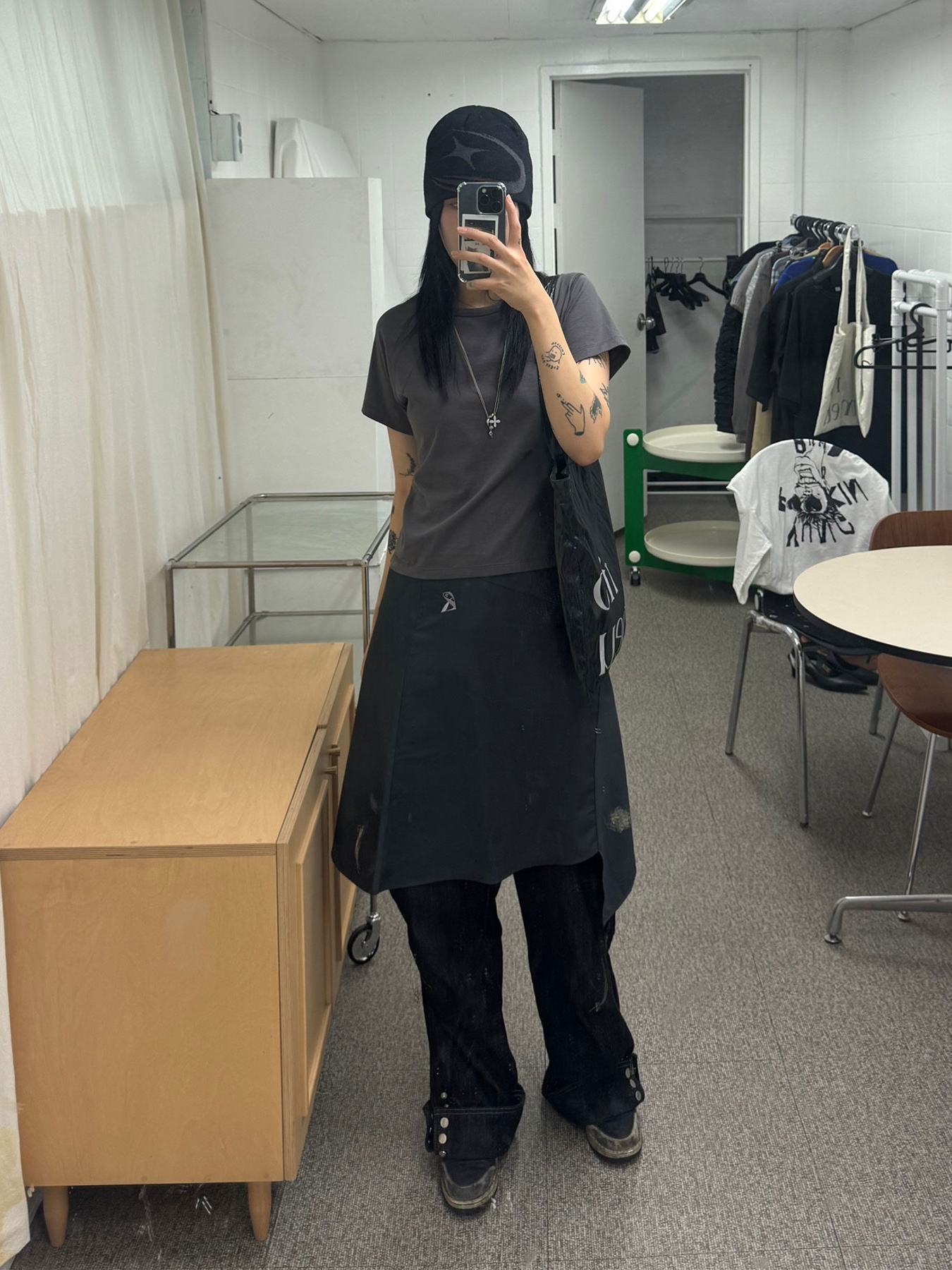 Riomeu Unbalance Incision Short Sleeve Chacoal, Riomeu Asymmetric Midi Skirt Dark Gray 착용 스타일 - 2