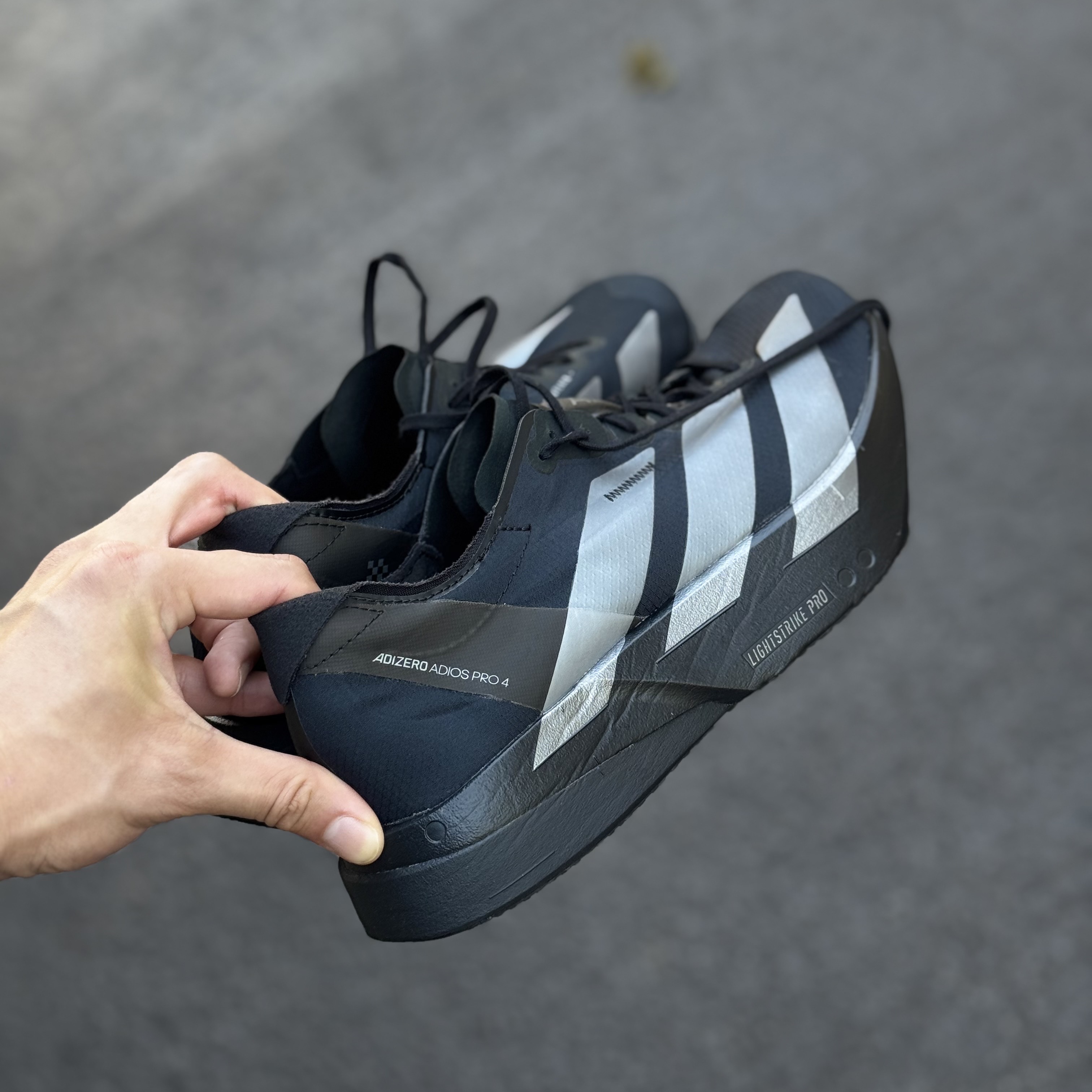 Adidas Adizero Adios Pro 4 Core Black Iron Metallic 착용 스타일