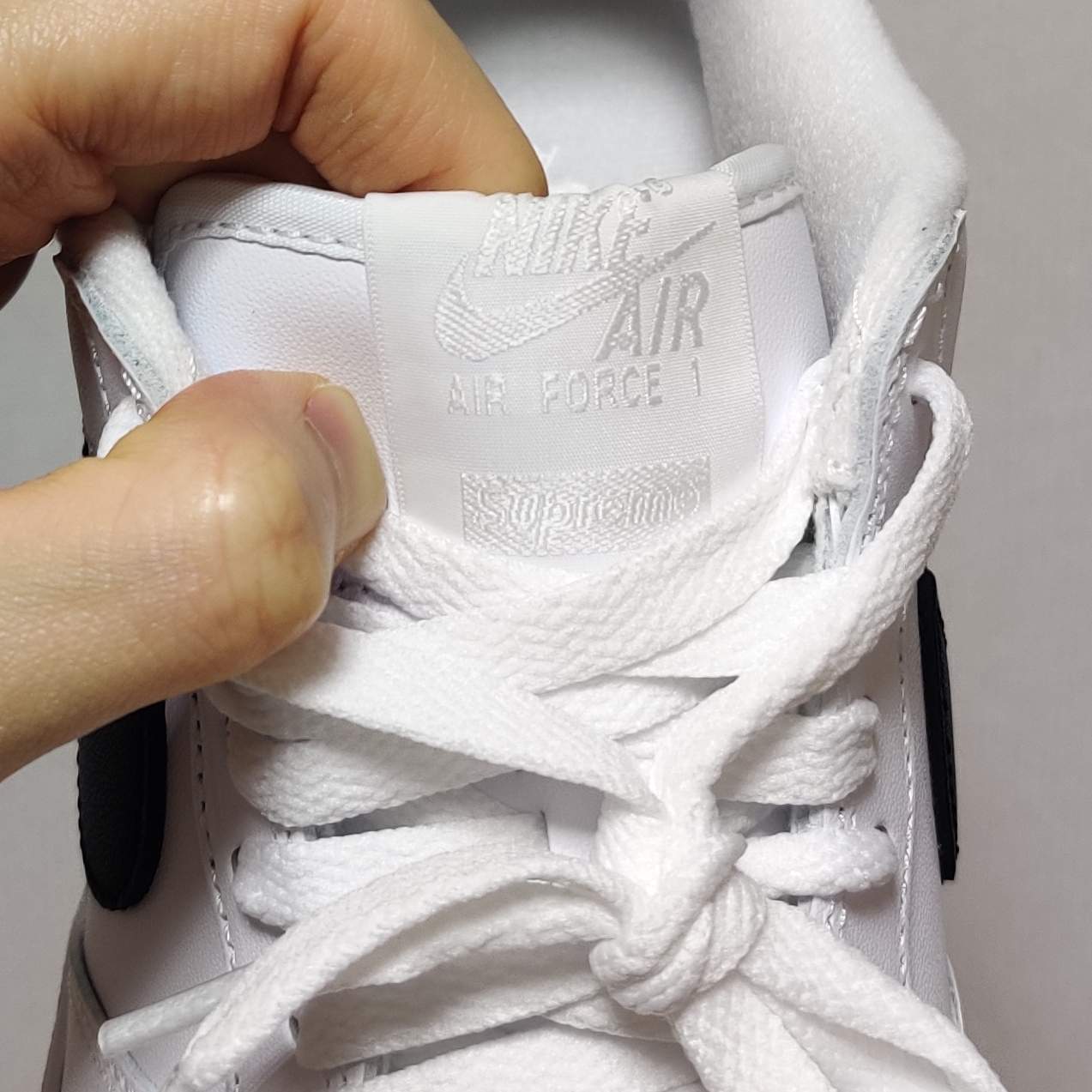 Nike x Supreme Air Force 1 Low White 착용 스타일 - 4