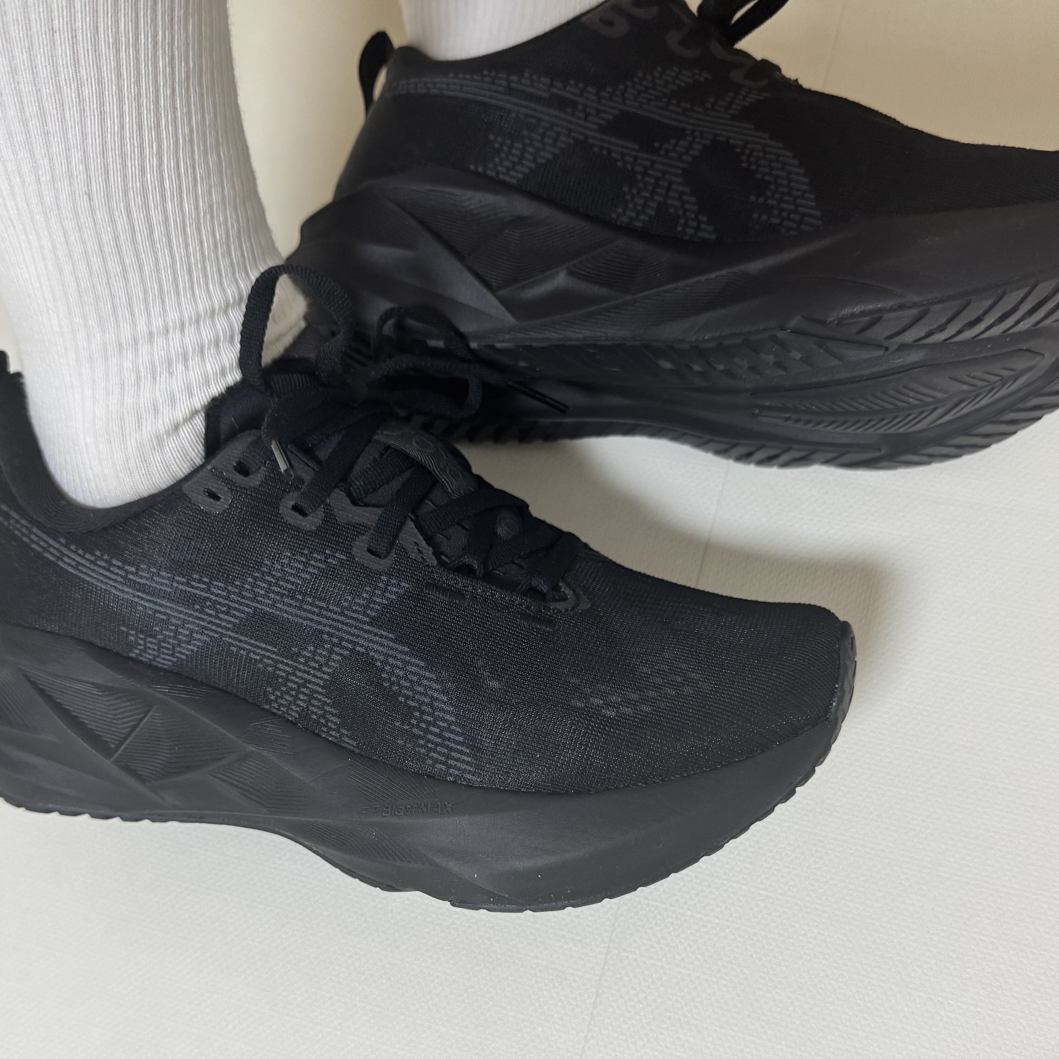 (W) Asics Novablast 5 Black Carrier Grey 착용 스타일