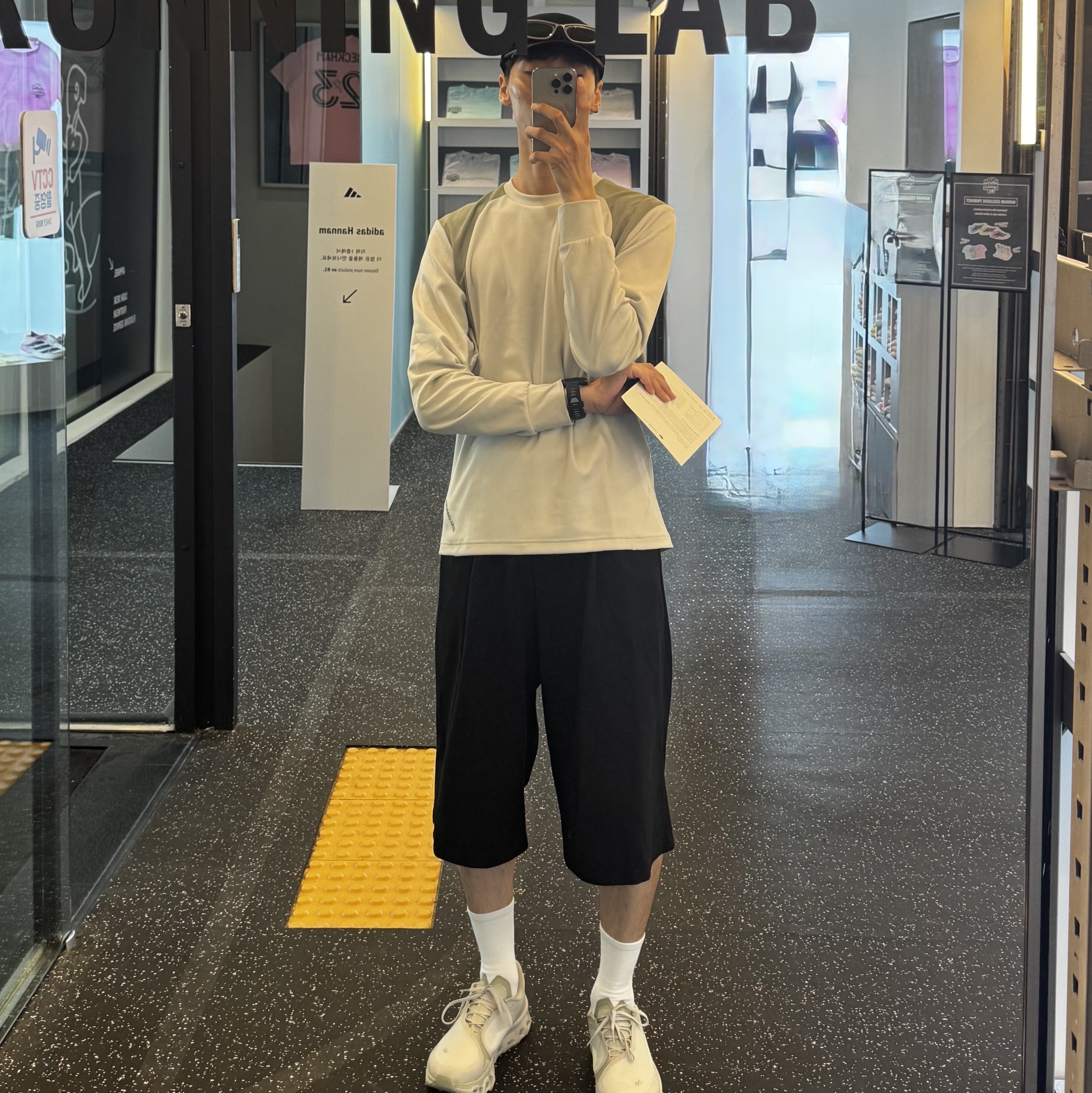 On Running x Post Archive Faction (Paf) Cloudmonster 2 Moondust Chalk 착용 스타일 - 1