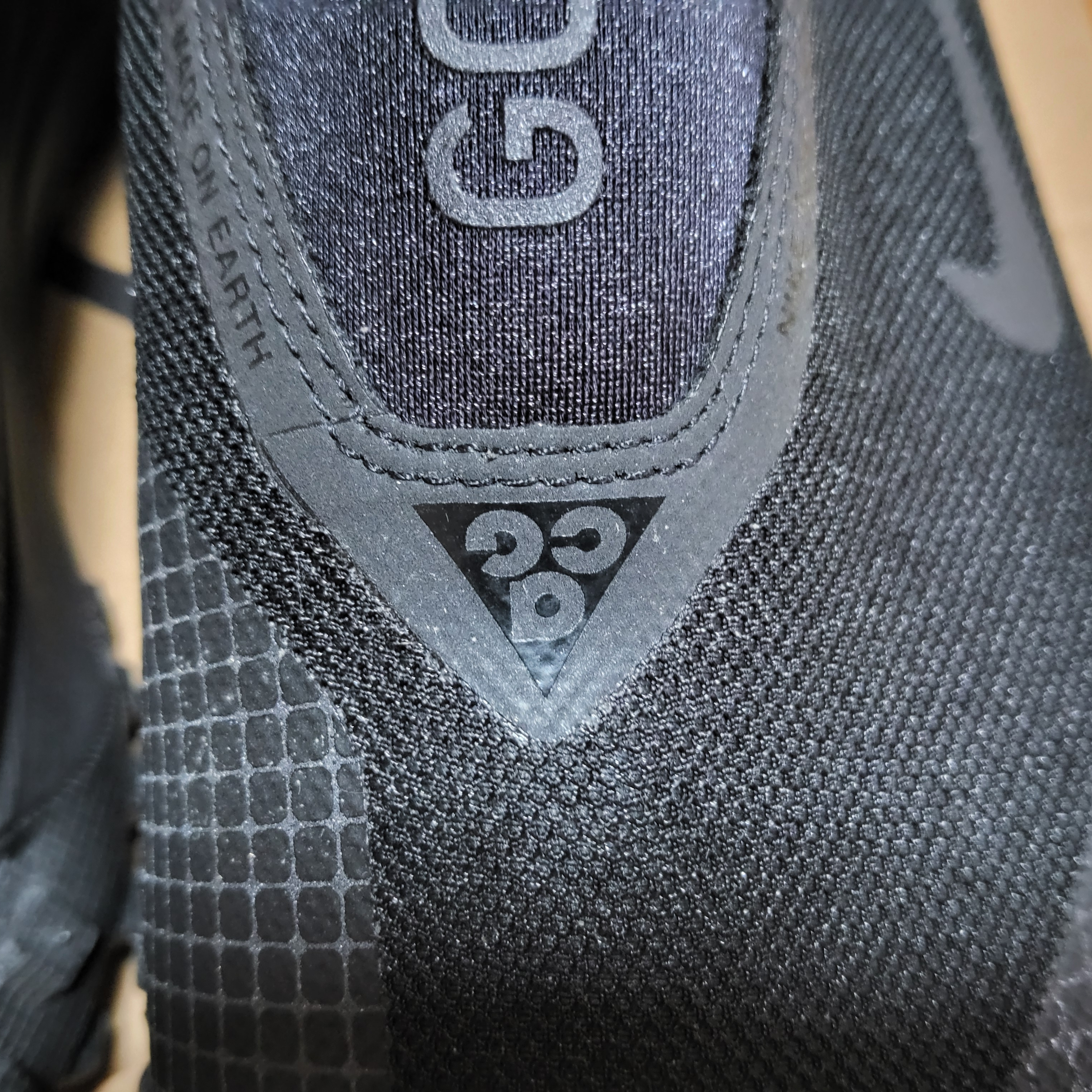 Nike ACG Mountain Fly Gore-Tex Black and Dark Grey 착용 스타일 - 5