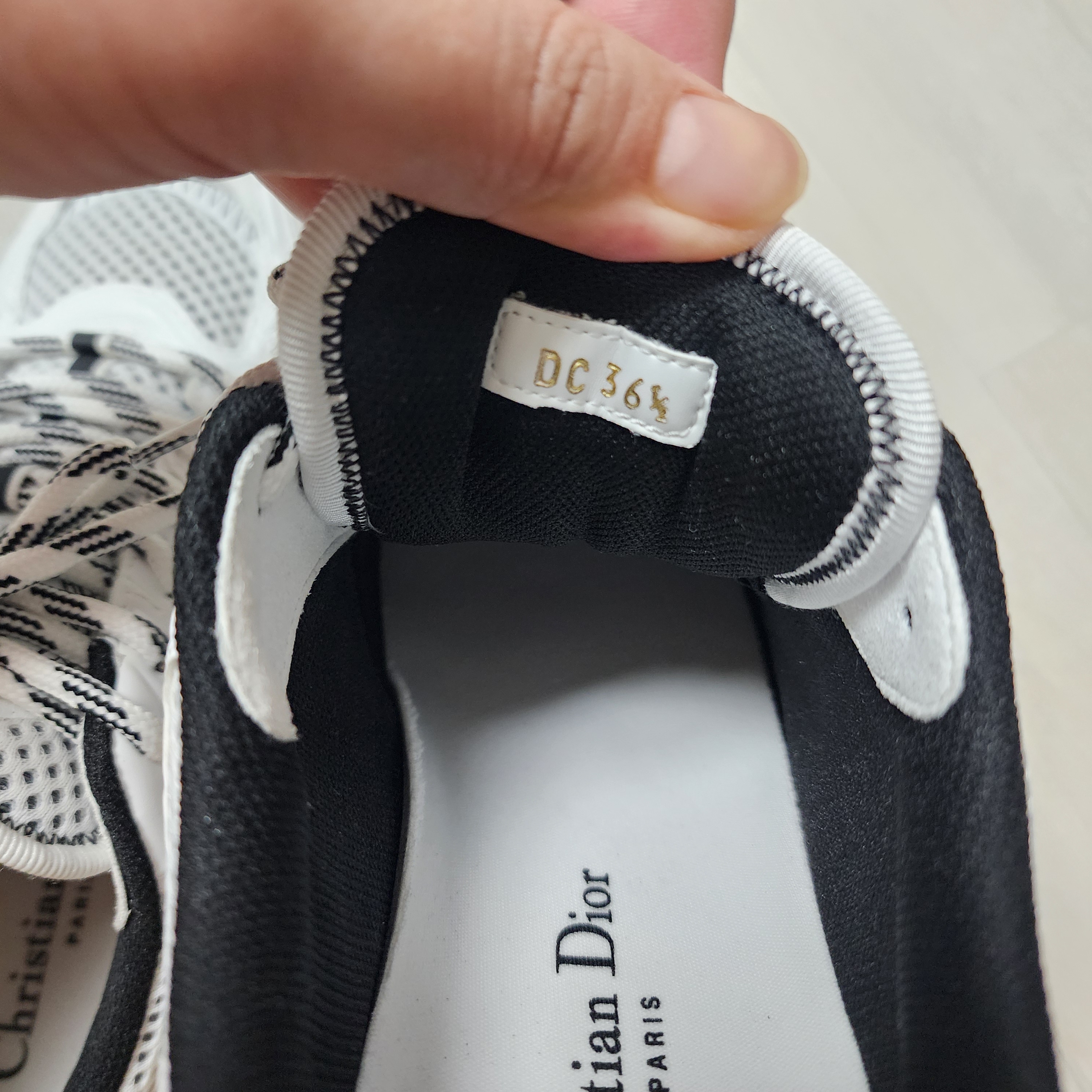 (W) Dior Chrono Sneakers Mesh Laminated Leather White Black 착용 스타일 - 5