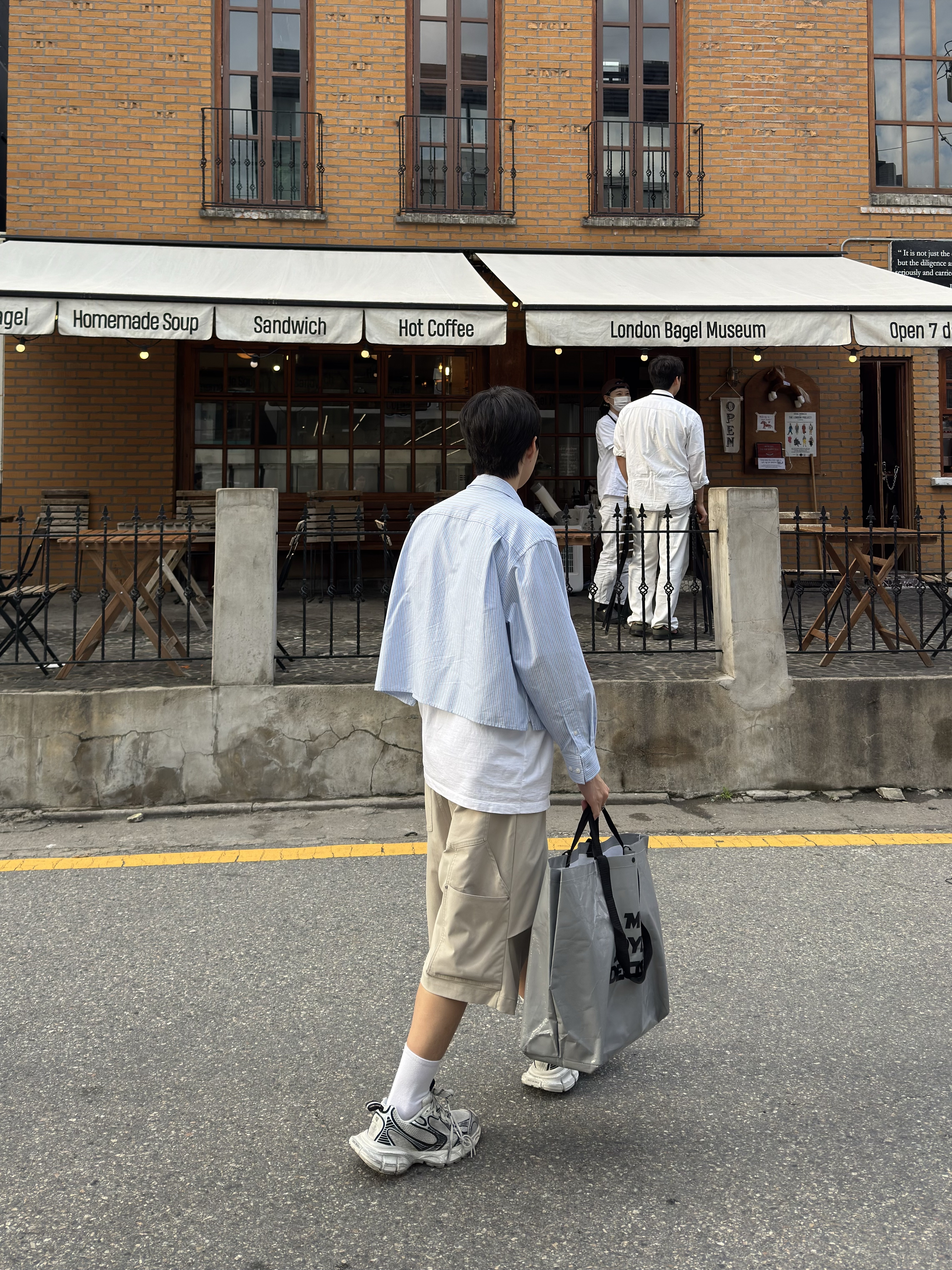 (W) Uniqlo x JW Anderson Oxford Boxy Shirt Stripe Light Blue - KR, Nonnod Alpine Carpenter Shorts Beige 착용 스타일
