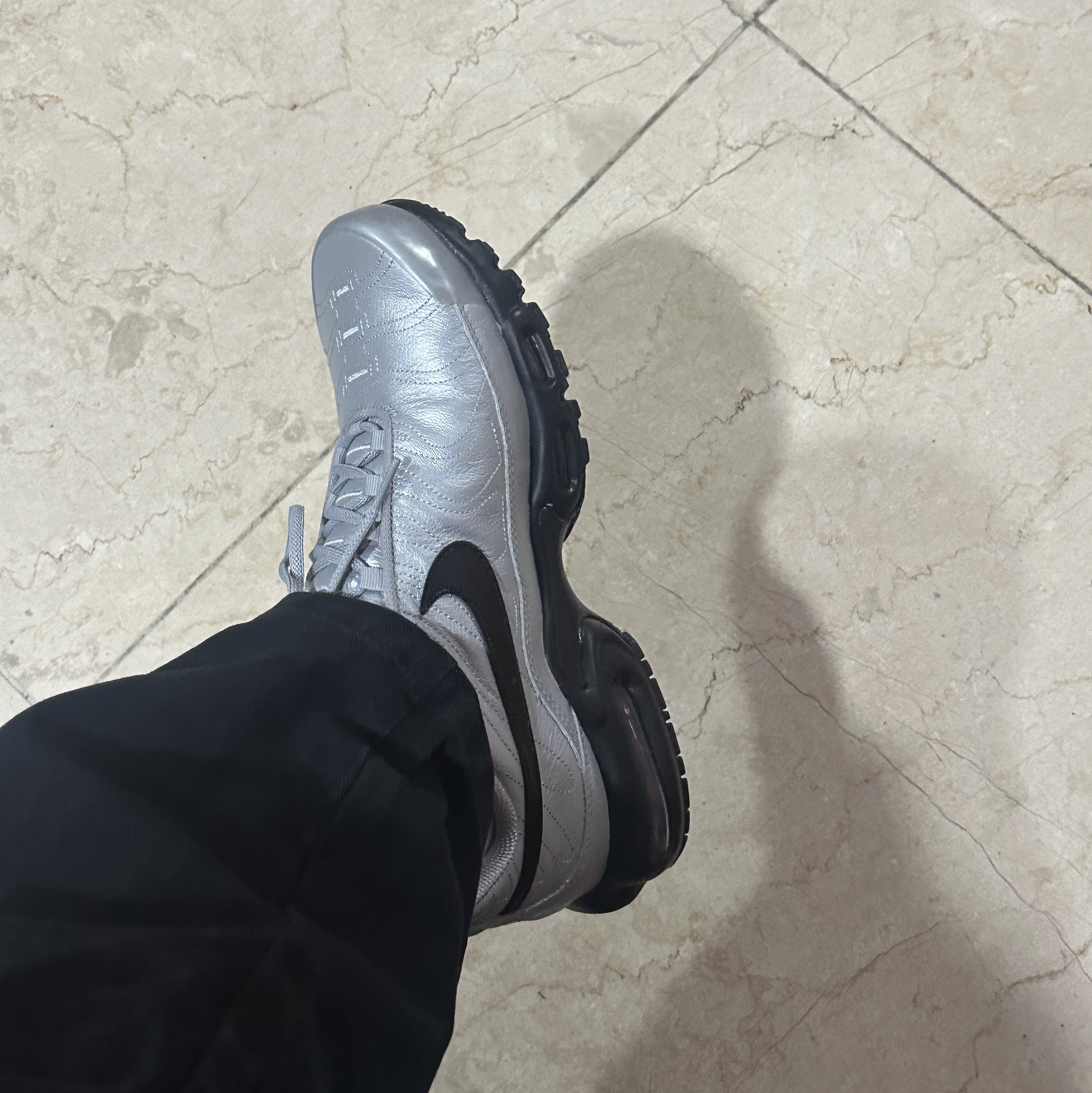 Nike Air Max Plus TNPO Wolf Grey and Black 착용 스타일