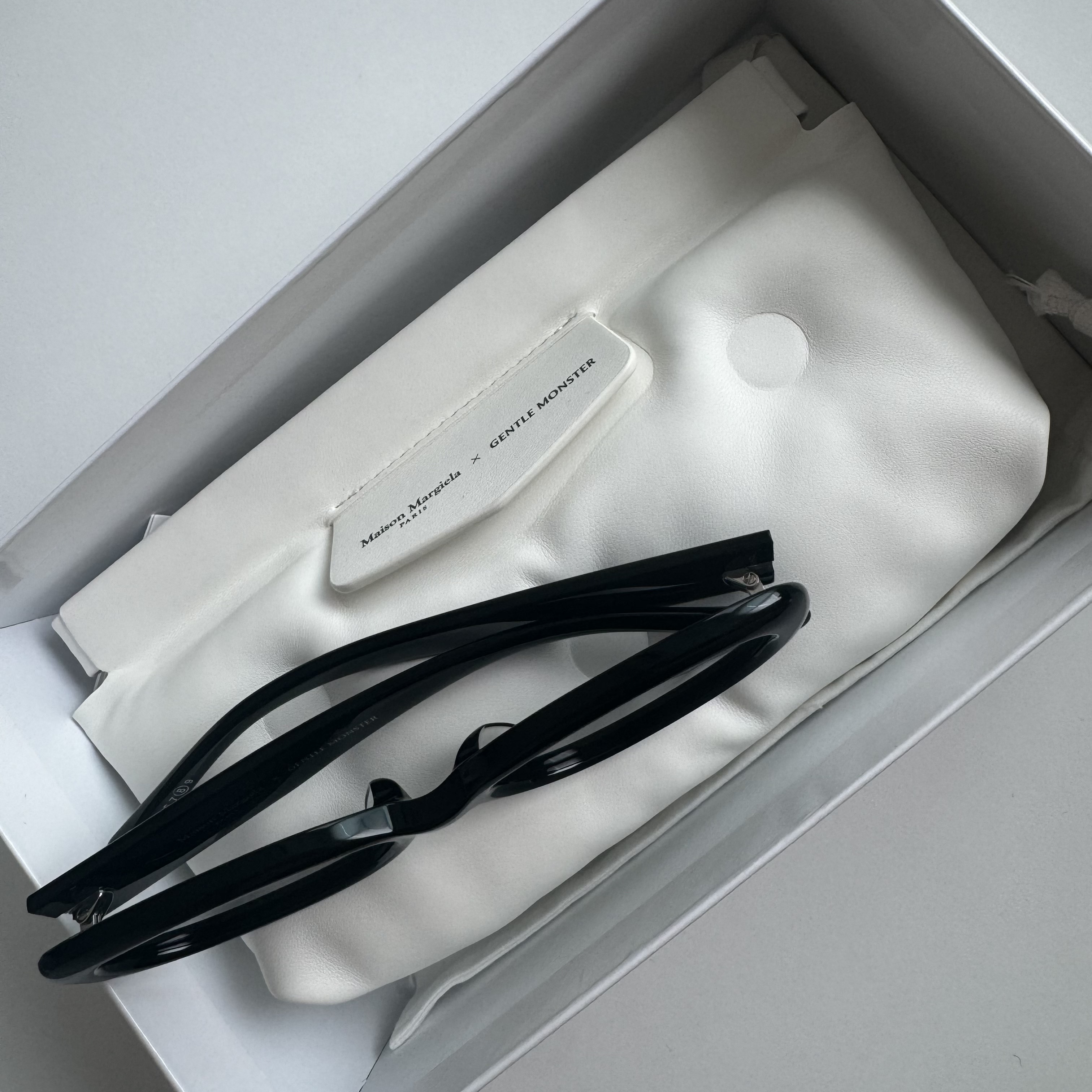 Gentle Monster x Maison Margiela MM206 Black Gray 착용 스타일 - 3