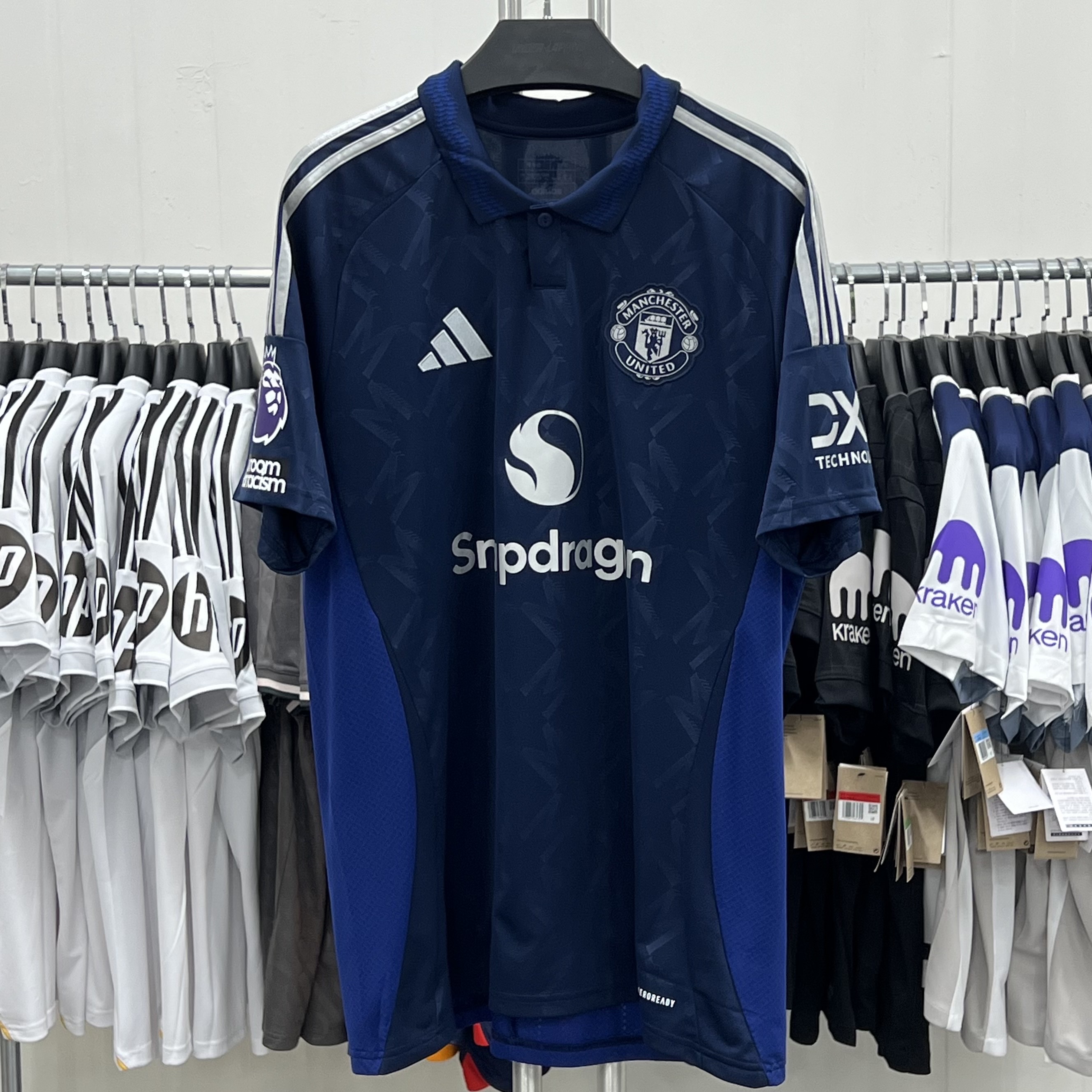 Adidas Manchester United 2025/26 3rd Jersey Black - KR Sizing (Non Marking Ver.), Adidas Manchester United 2024/25 Home Jersey Manchester United FC Red - KR Sizing (Non Marking Ver.) 착용 스타일 - 2