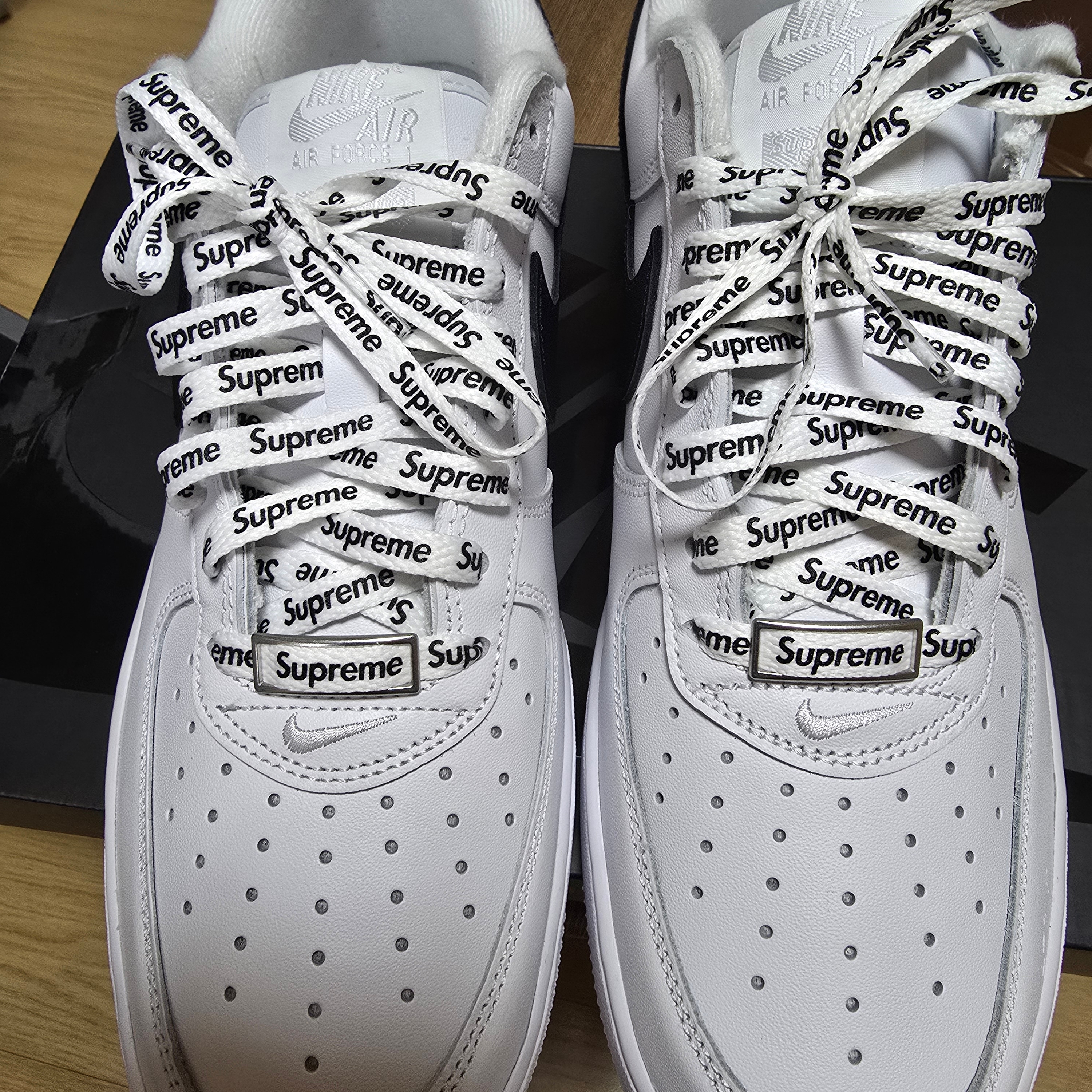 Nike x Supreme Air Force 1 Low White 착용 스타일